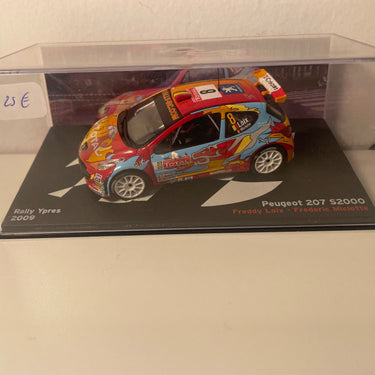Peugeot 207 S2000 bleue, rouge et orange bariolées numéro 8 - Rallye d'Yprès (Belgique) de 2009