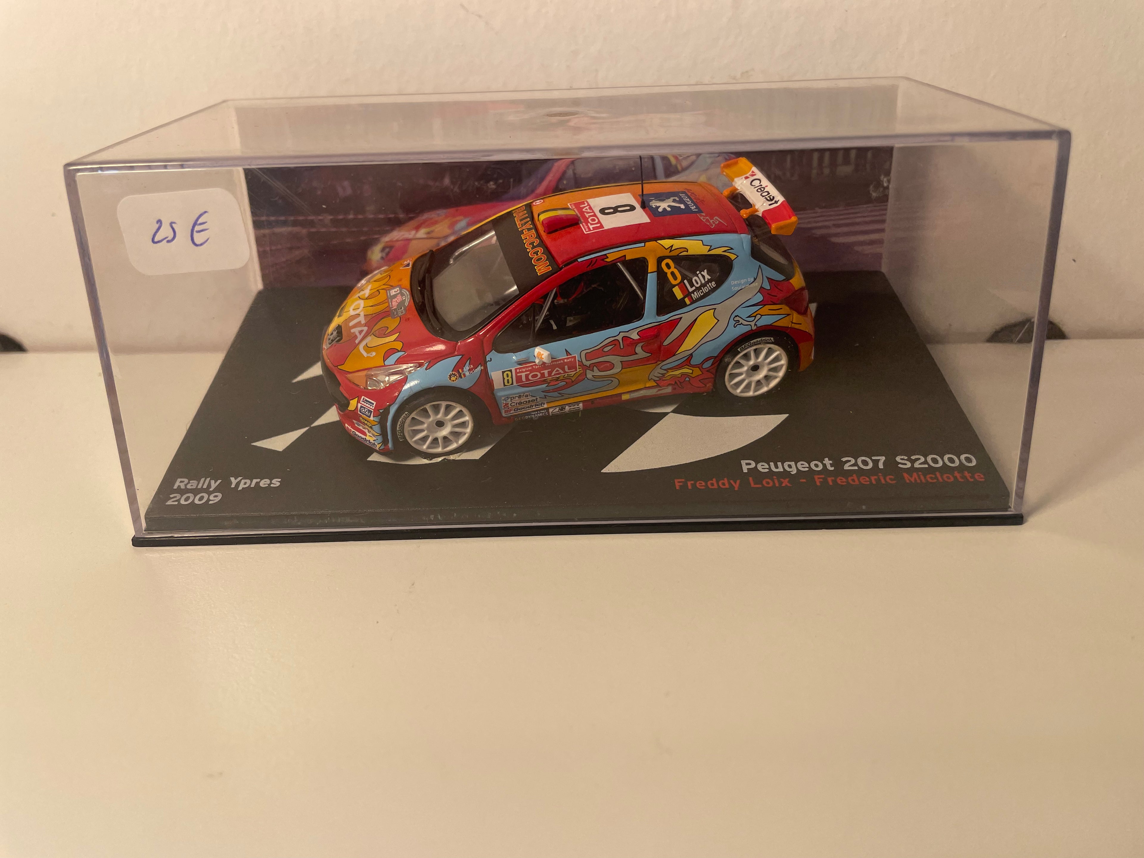 Peugeot 207 S2000 bleue, rouge et orange bariolées numéro 8 - Rallye d'Yprès (Belgique) de 2009