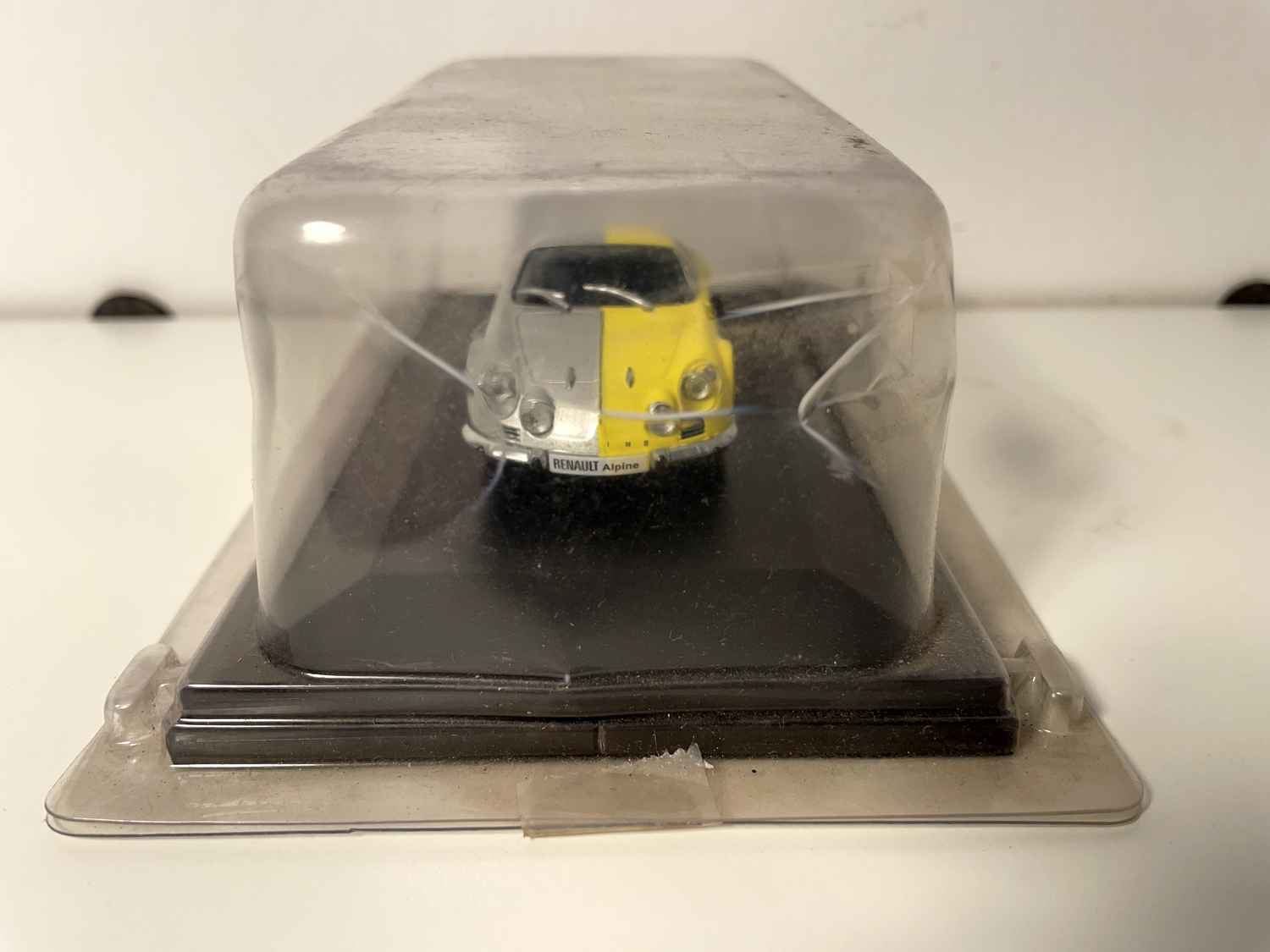Renault Alpine FASA berlinetta amarillo y gris de 1971