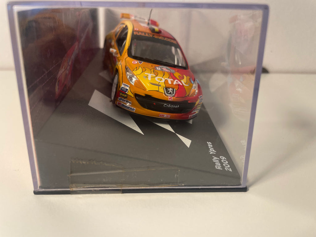 Peugeot 207 S2000 bleue, rouge et orange bariolées numéro 8 - Rallye d'Yprès (Belgique) de 2009