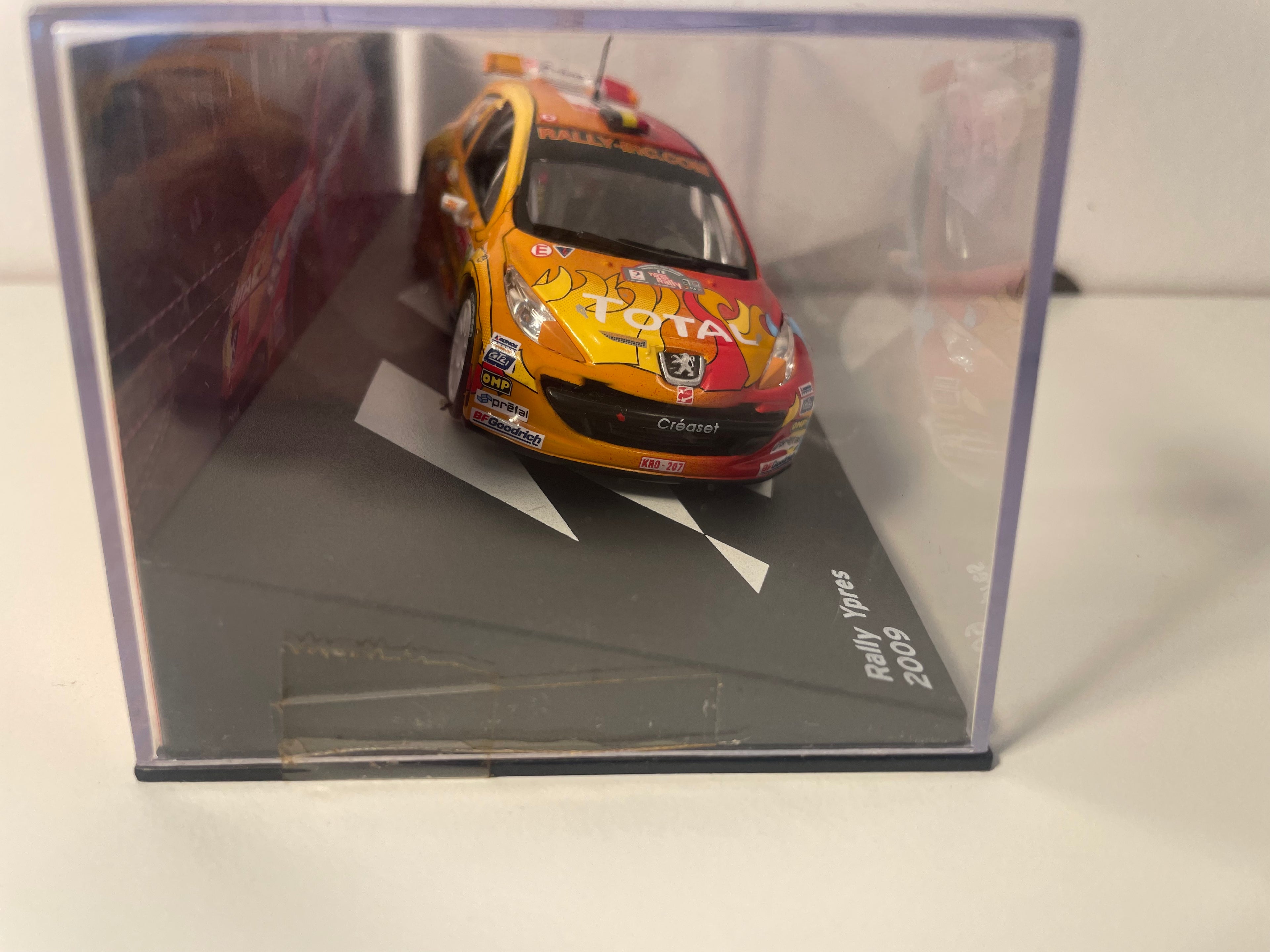 Peugeot 207 S2000 bleue, rouge et orange bariolées numéro 8 - Rallye d'Yprès (Belgique) de 2009