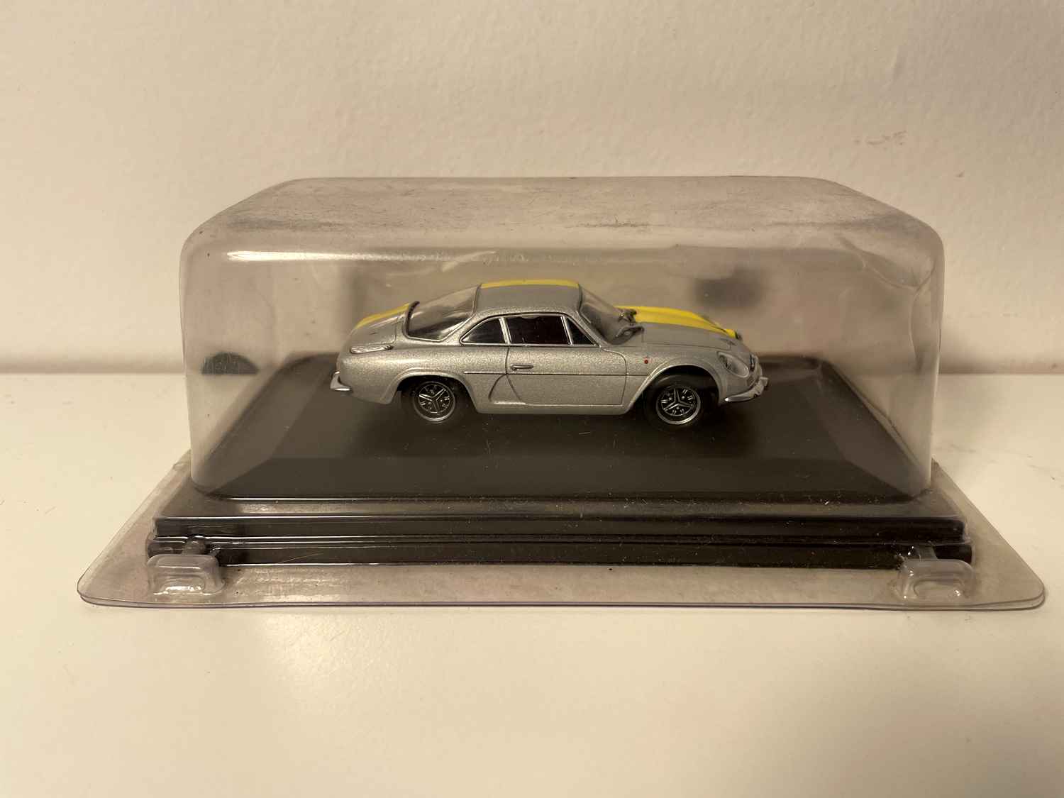 Renault Alpine FASA berlinetta amarillo y gris de 1971