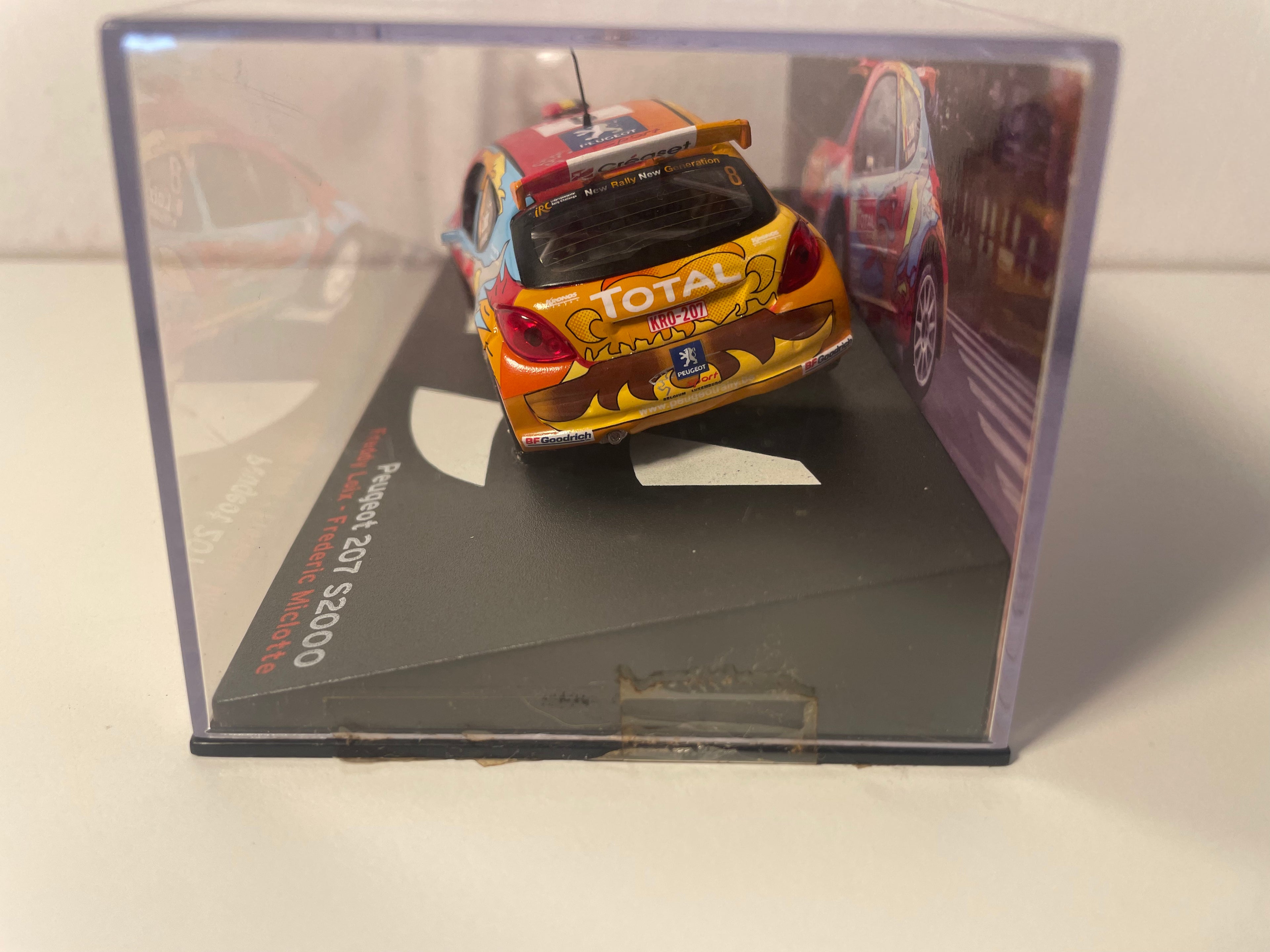 Peugeot 207 S2000 bleue, rouge et orange bariolées numéro 8 - Rallye d'Yprès (Belgique) de 2009