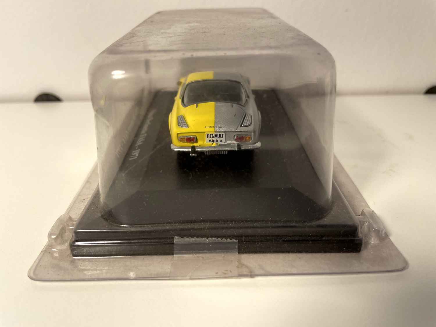 Renault Alpine FASA berlinetta amarillo y gris de 1971