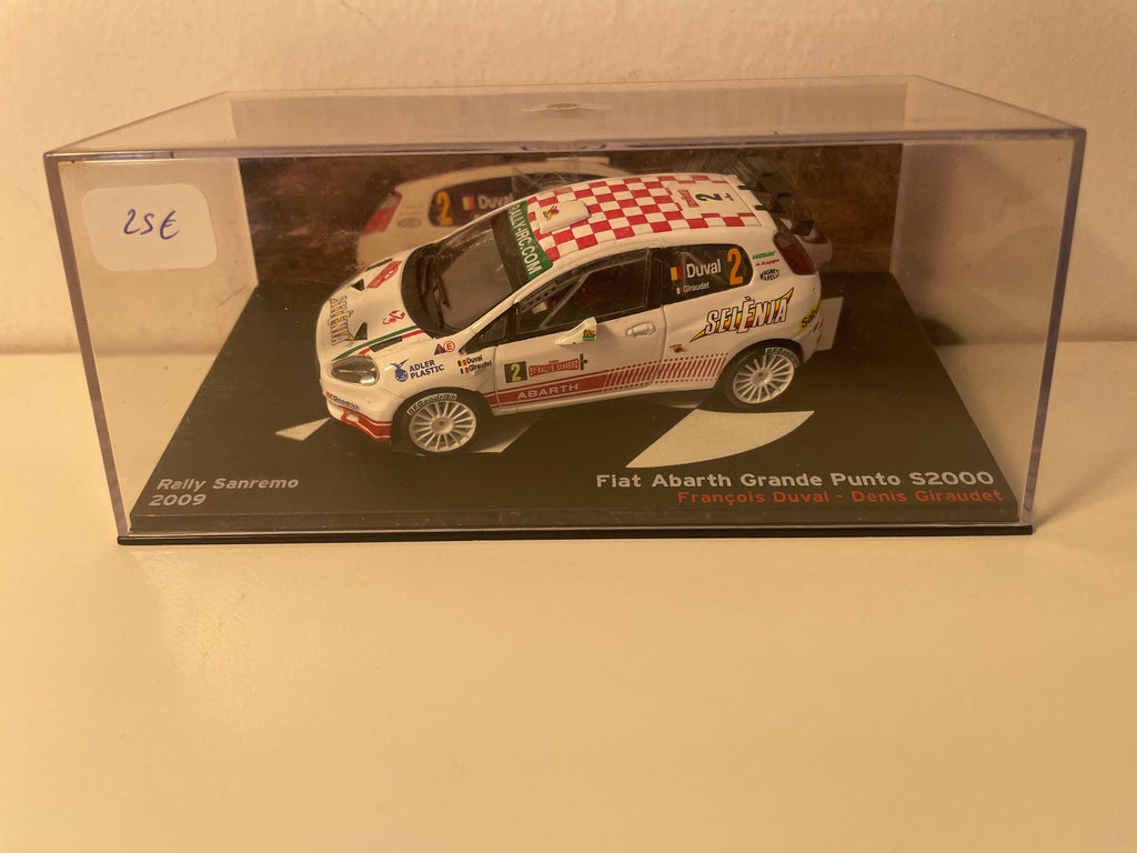 Fiat Abarth Grande Punto S2000 blanche et rouge et toit à damier numéro 2 - Rallye de San-Rémo de 2009