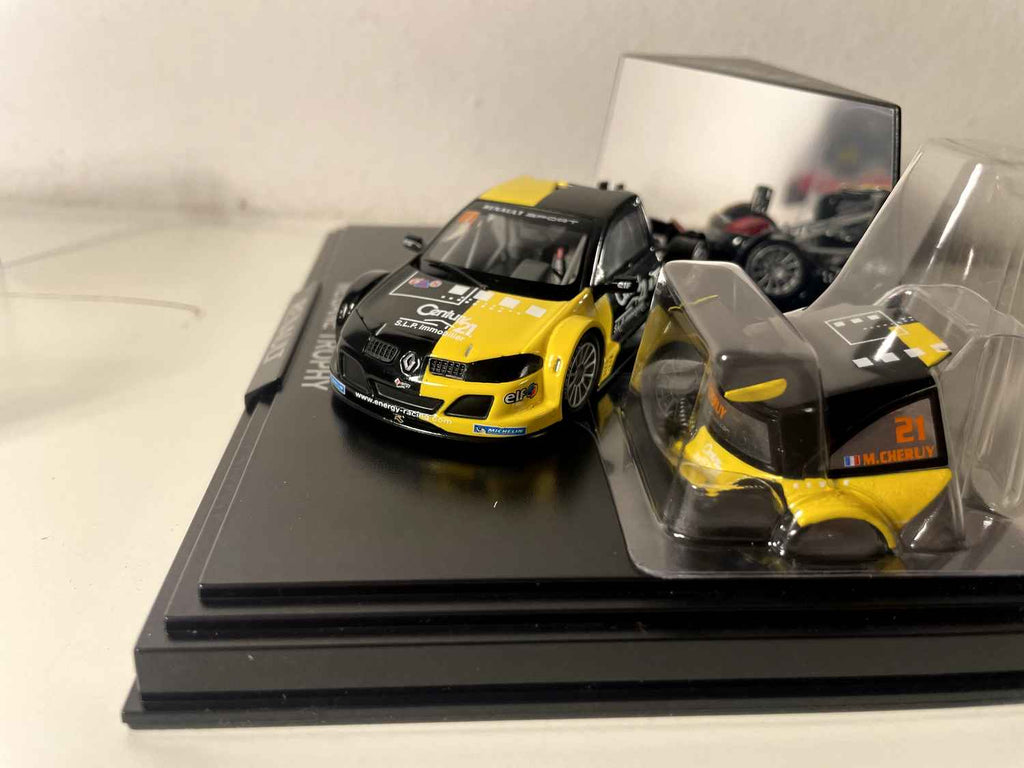 Mégane Trophy zwart en geel (rechthoekige doos) - Doos Nr. 4 - NOREV