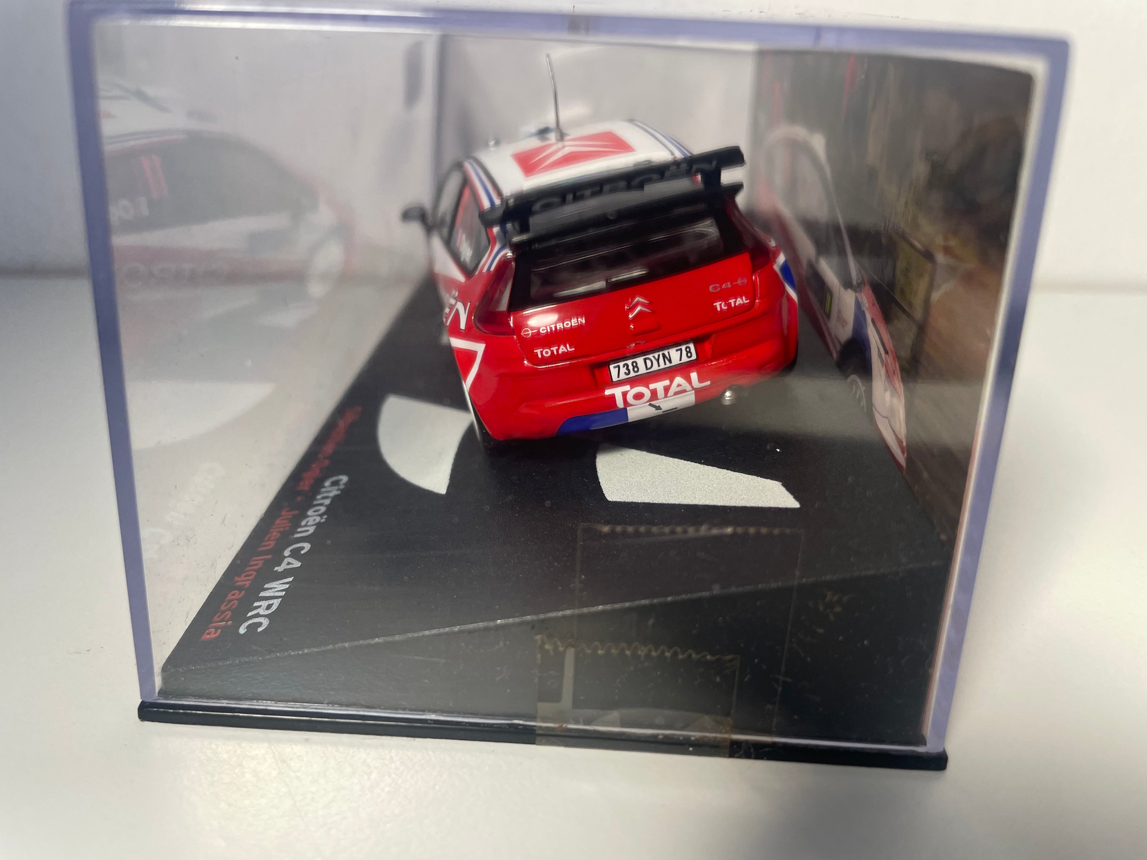 Citroën C4 WRC blanche et rouge numéro 11 - rallye d'Irlande de 2009