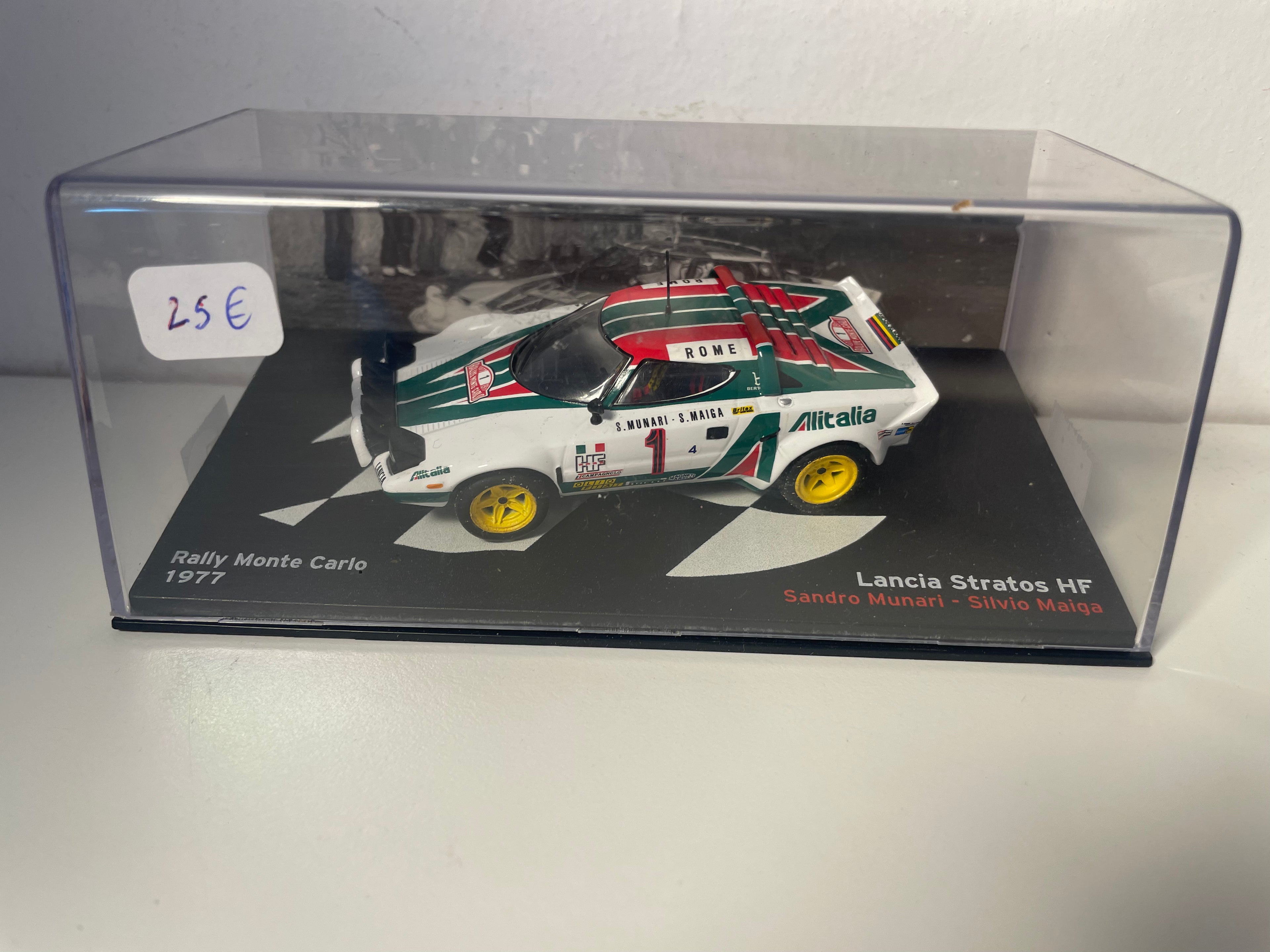 Lancia Stratos HF wäiss, rout an gréng Nummer 1 - Rallye vu Monte-Carlo 1977