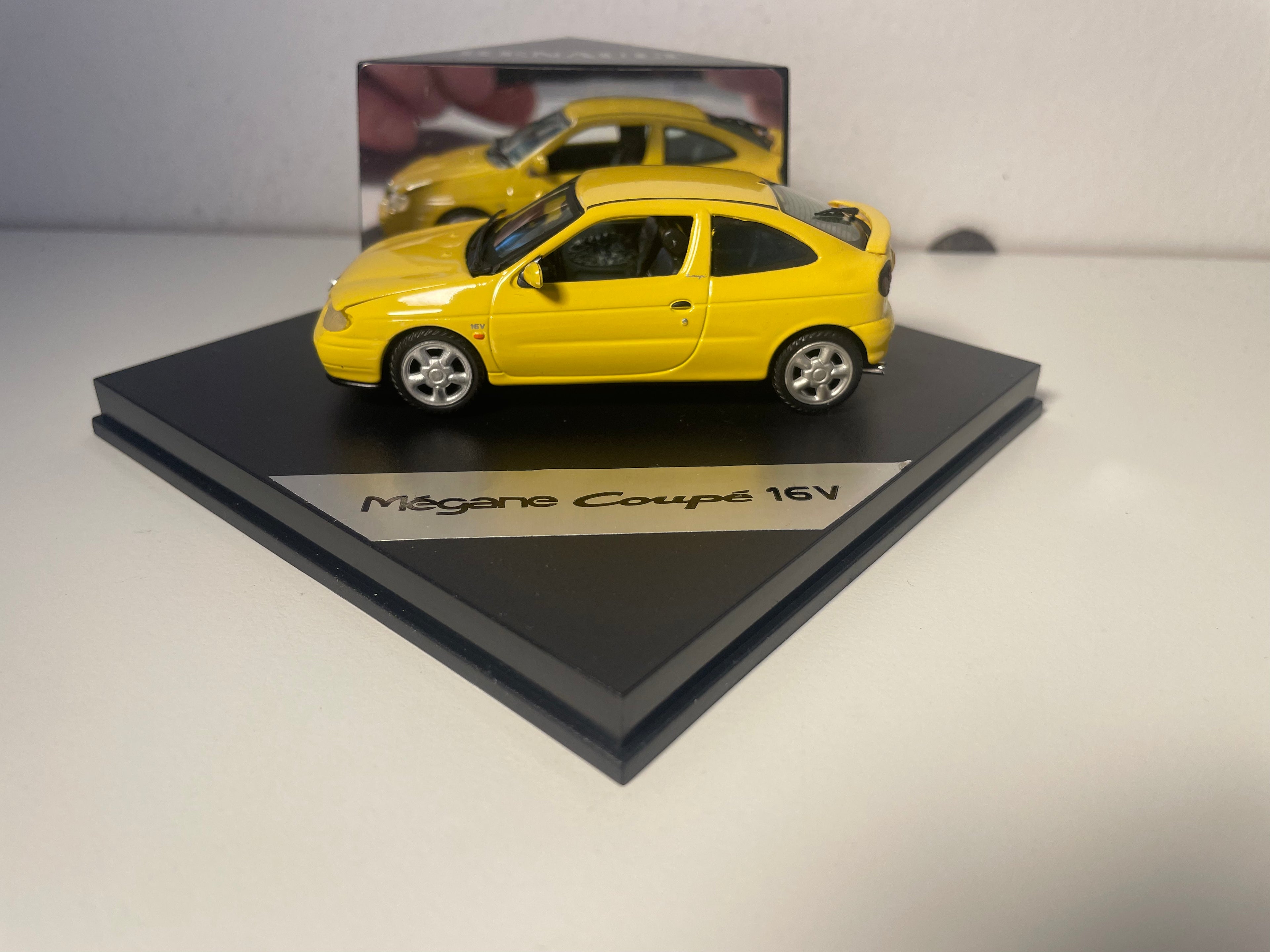 Renault Mégane coupé 16 V jaune - VITESSE (coffret boite carrée) sans la boite en carton