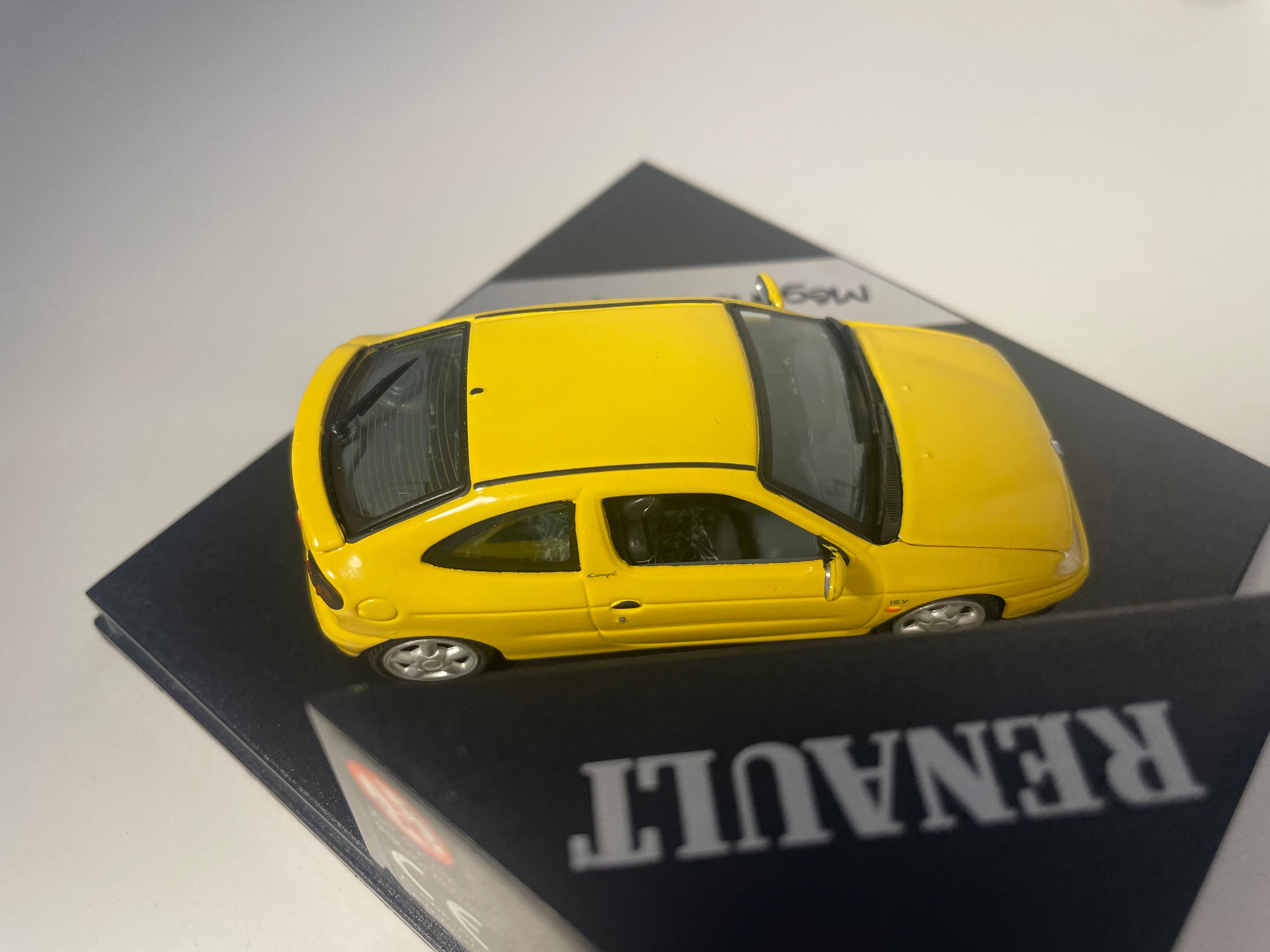 Renault Mégane coupé 16 V jaune - VITESSE (coffret boite carrée) sans la boite en carton