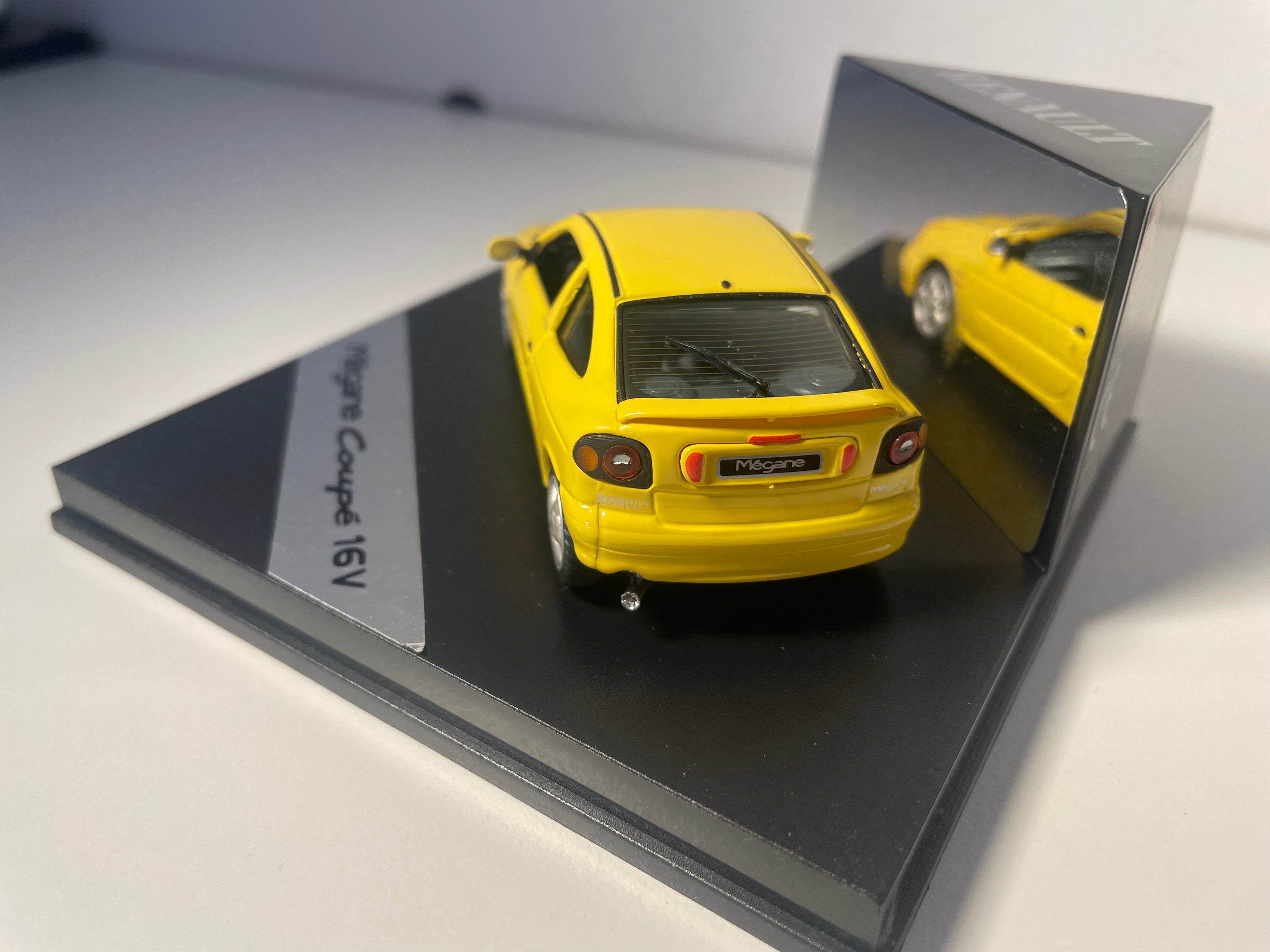 Renault Mégane coupé 16 V jaune - VITESSE (coffret boite carrée) sans la boite en carton