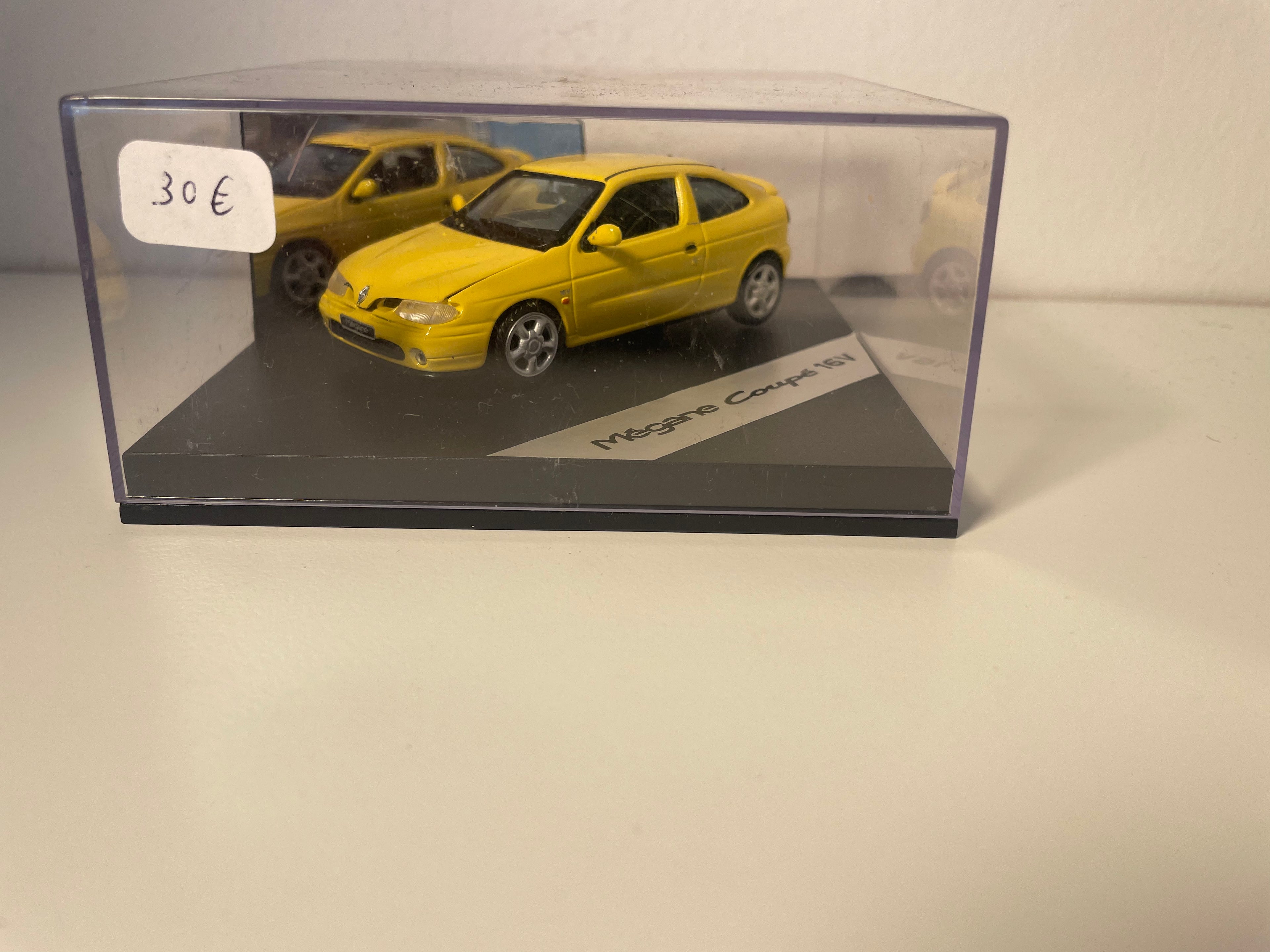 Renault Mégane coupé 16 V jaune - VITESSE (coffret boite carrée) sans la boite en carton