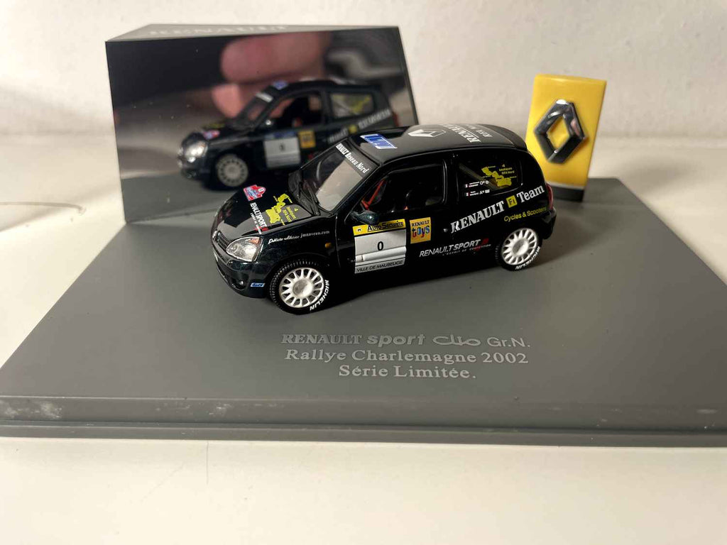 Renault Sport Clio Gr.N. dunkelgrün Rallye Charlemagne von 2002 (Rechteckiges Box-Set) - Universal Hobbies