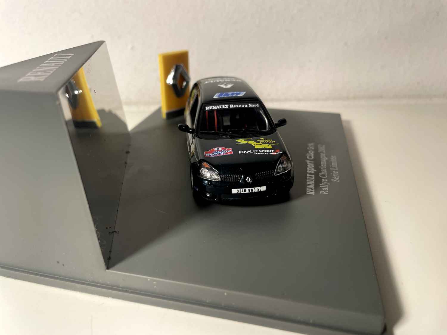 Renault Sport Clio Gr.N. dunkelgrün Rallye Charlemagne von 2002 (Rechteckiges Box-Set) - Universal Hobbies