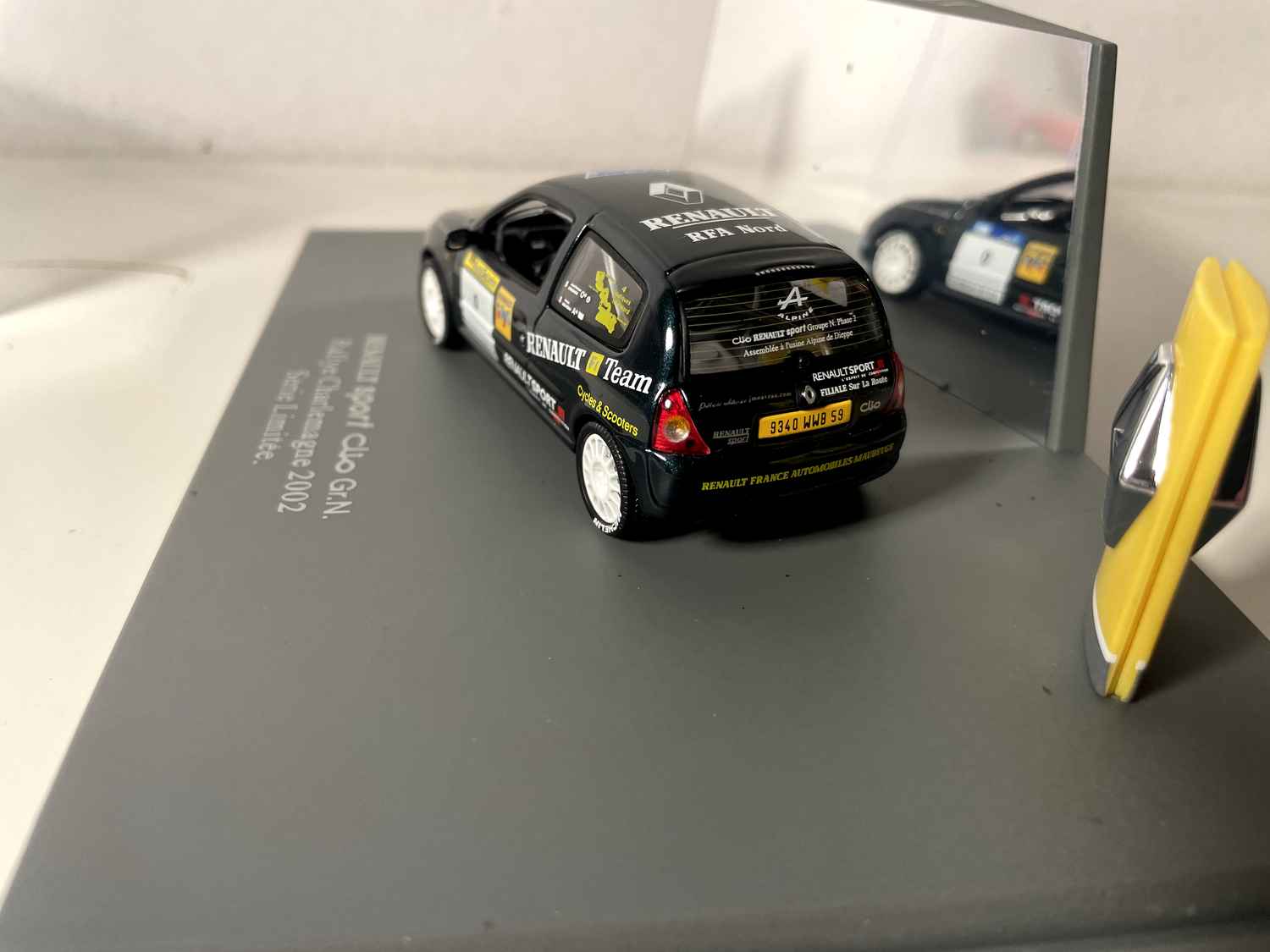 Renault Sport Clio Gr.N. dunkelgrün Rallye Charlemagne von 2002 (Rechteckiges Box-Set) - Universal Hobbies