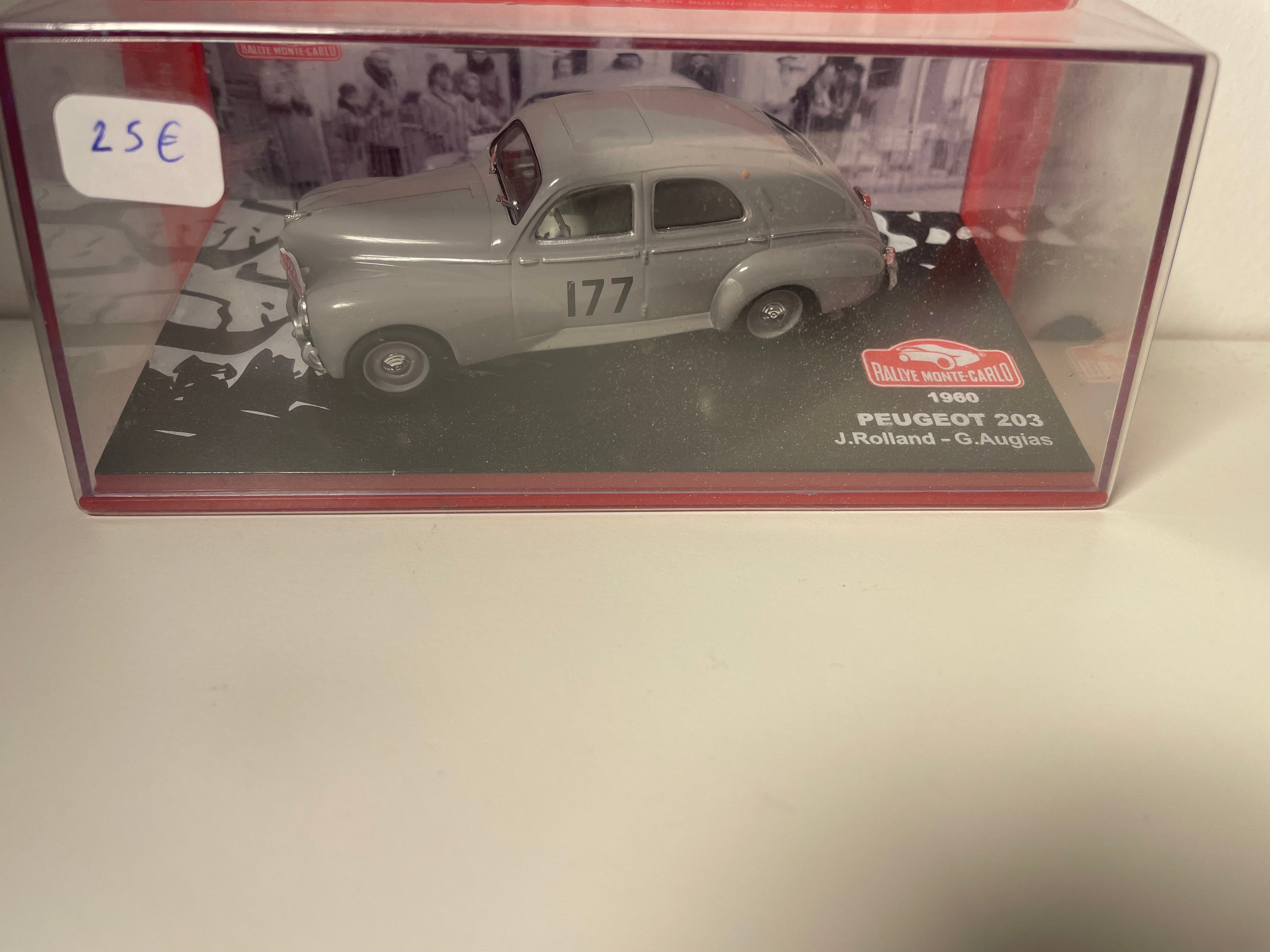 Peugeot 203 grise numéro 177 - rallye de Monté-Carlo de 1960