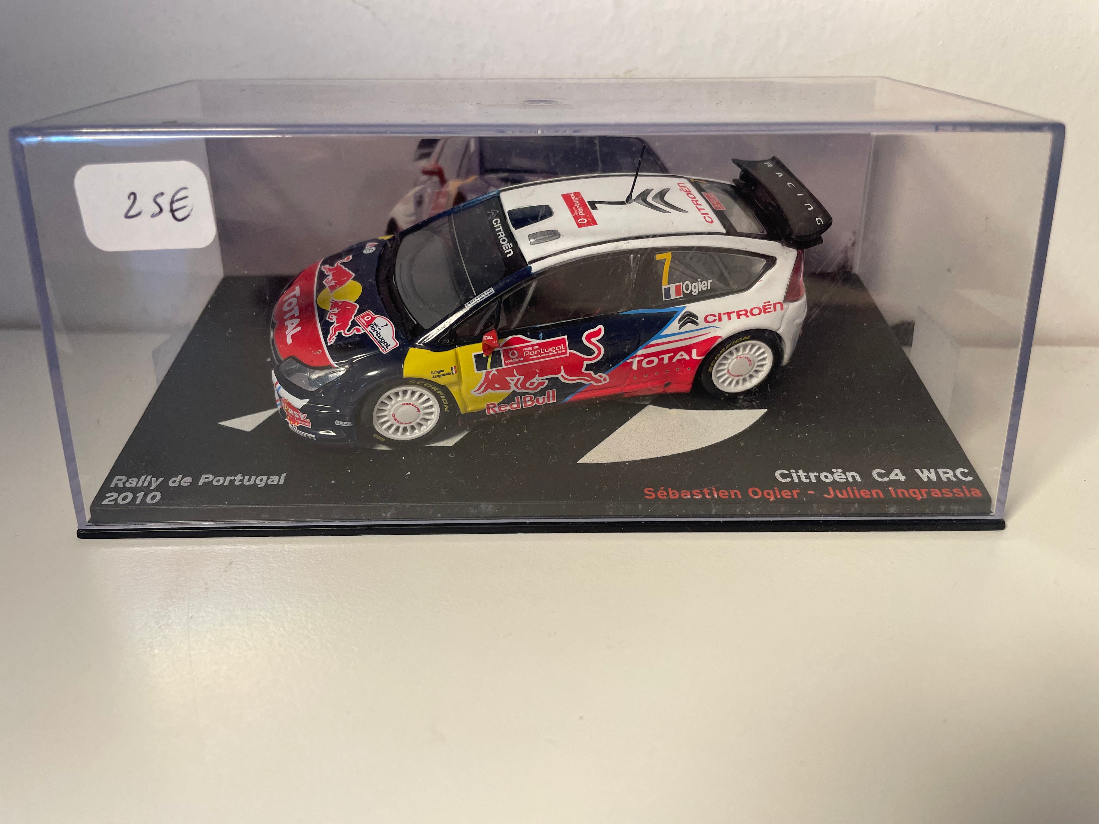 Citroën C4 WRC blanche, bleue, rouge et jaune numéro 7 - rallye du Portugal de 2010