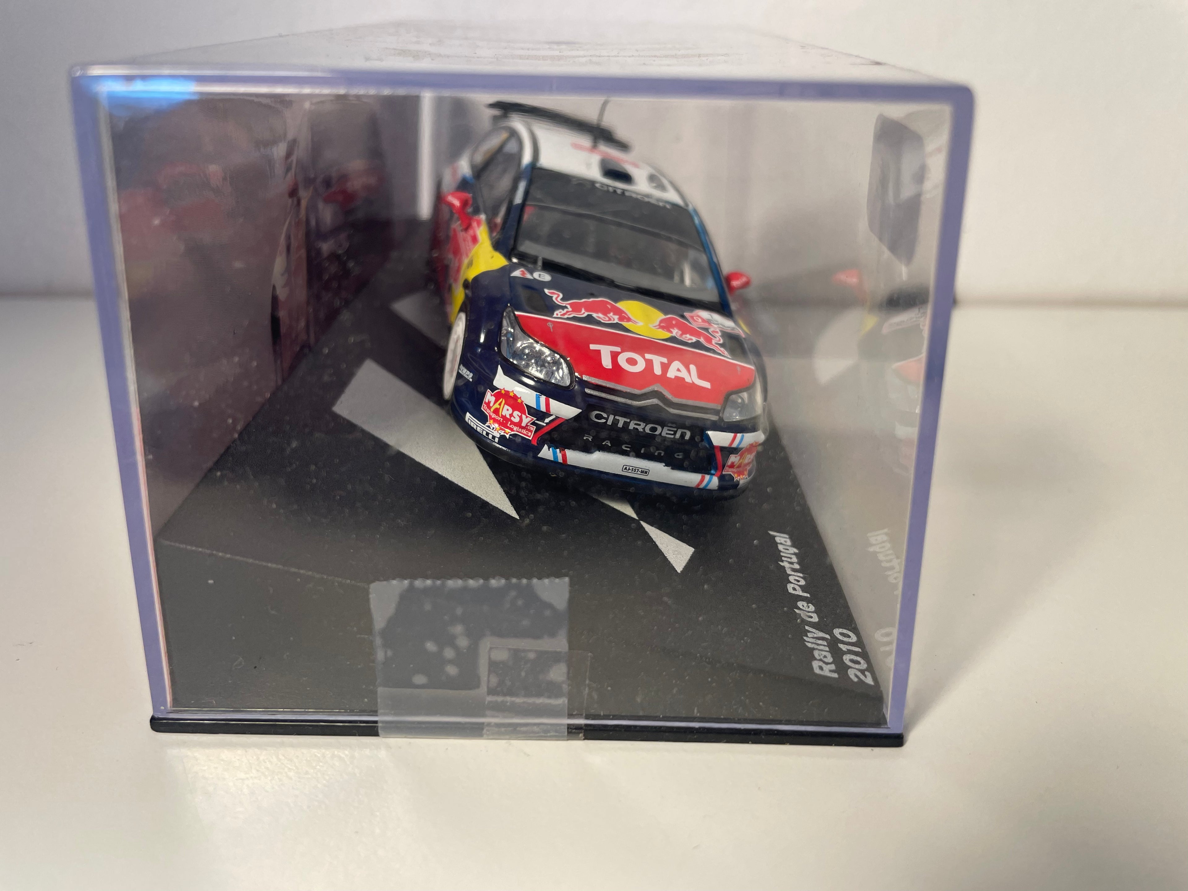 Citroën C4 WRC blanche, bleue, rouge et jaune numéro 7 - rallye du Portugal de 2010