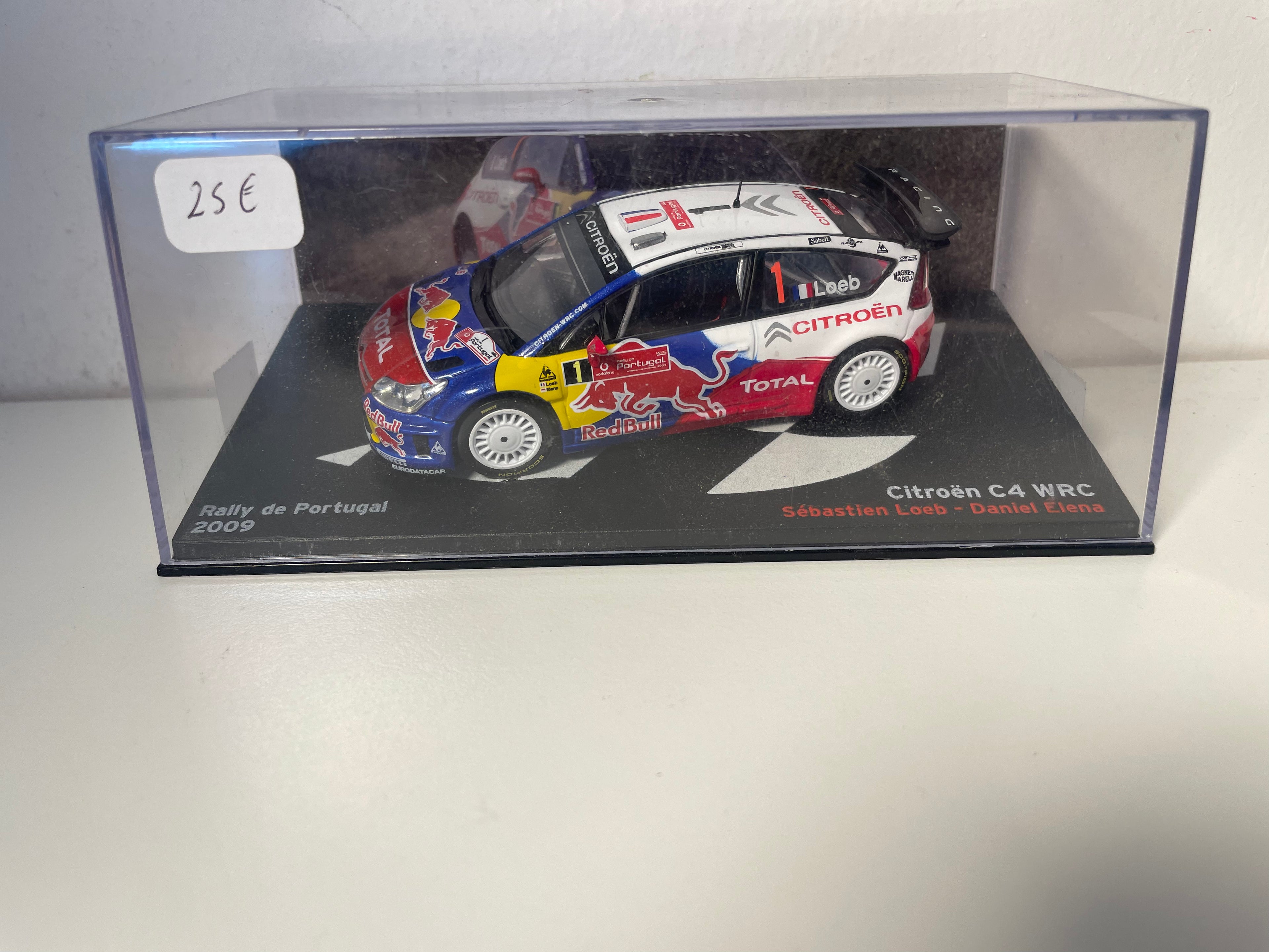 Citroën C4 WRC blanche, bleue, rouge et jaune numéro 1 - rallye du Portugal 2009