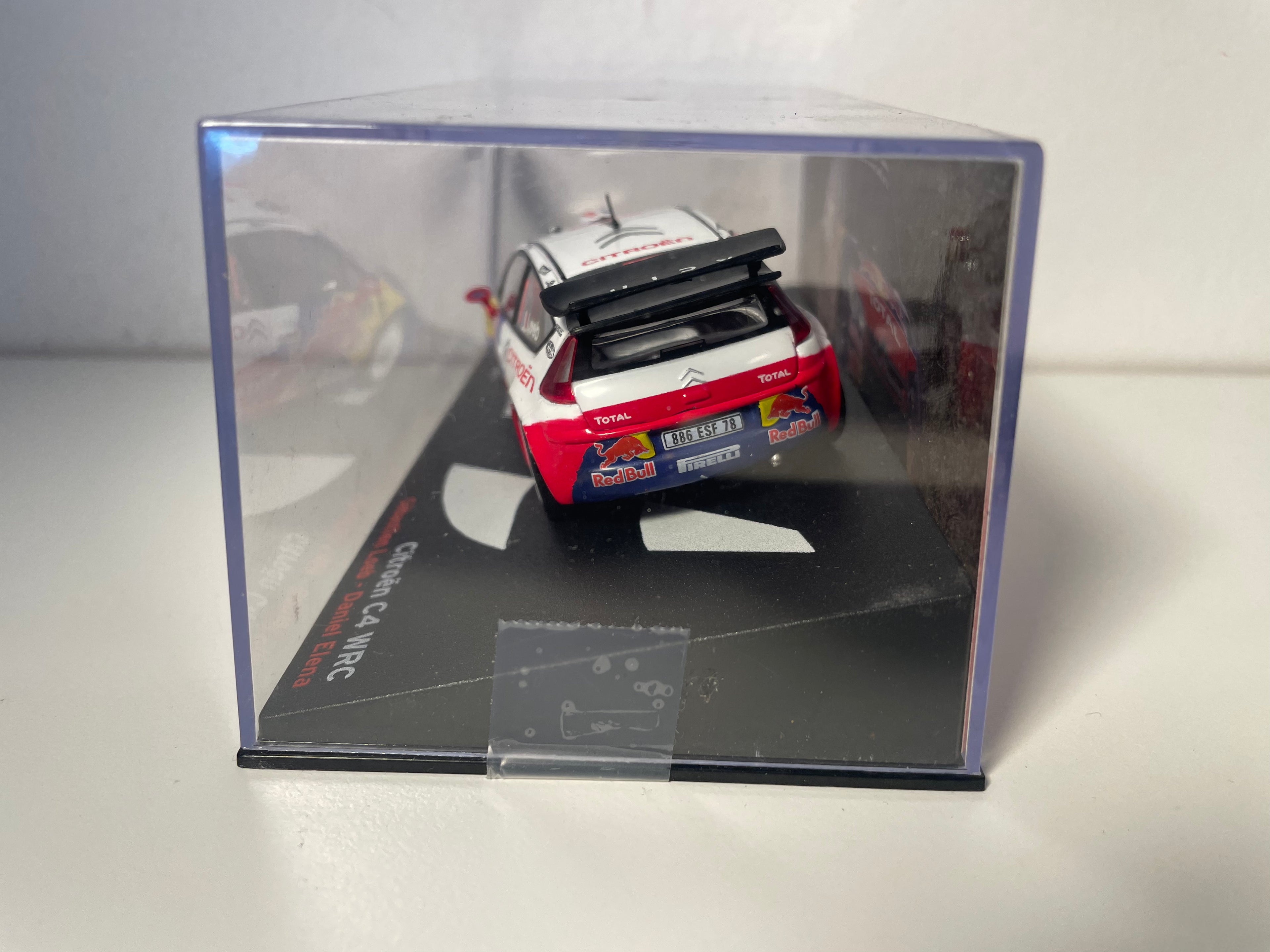 Citroën C4 WRC blanche, bleue, rouge et jaune numéro 1 - rallye du Portugal 2009