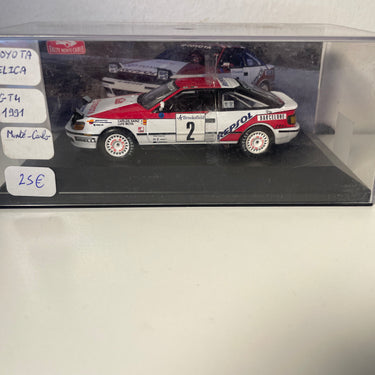 Toyota Célica GT4 blanche et rouge numéro 2 - rallye de Monté-Carlo de 1991 (voiture rajoutée sur un socle)