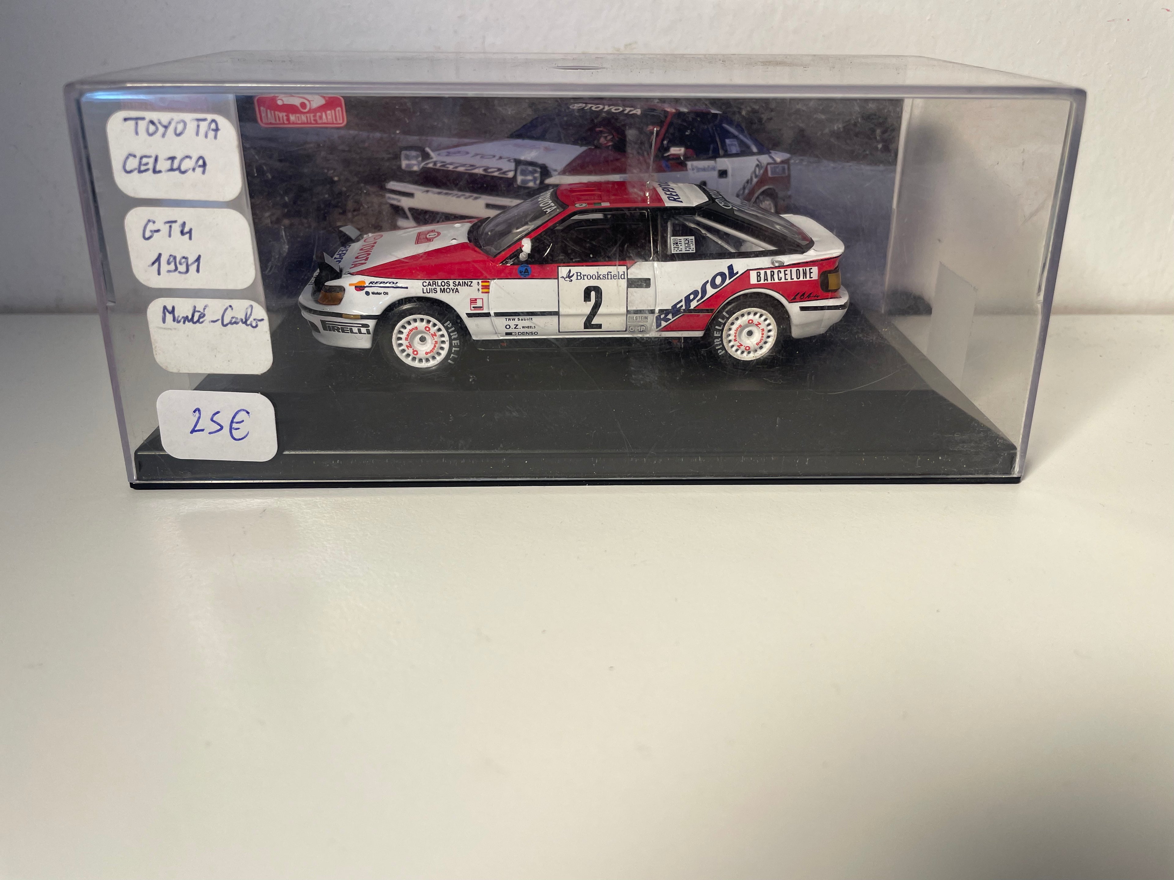 Toyota Célica GT4 blanche et rouge numéro 2 - rallye de Monté-Carlo de 1991 (voiture rajoutée sur un socle)