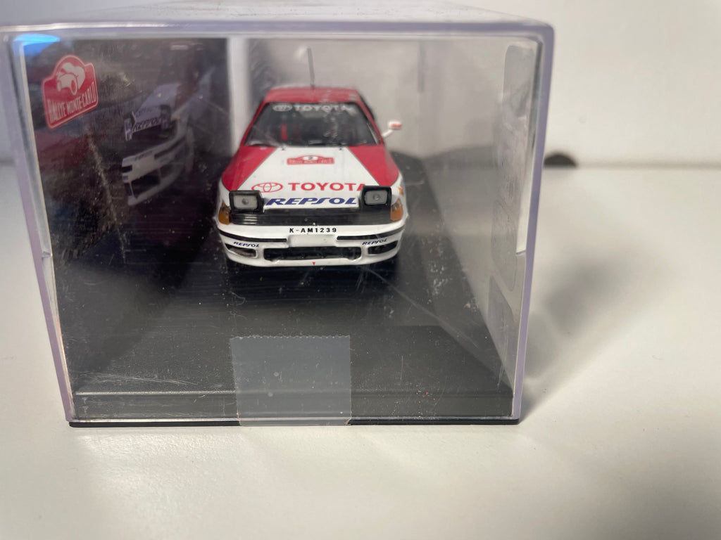 Toyota Célica GT4 blanche et rouge numéro 2 - rallye de Monté-Carlo de 1991 (voiture rajoutée sur un socle)