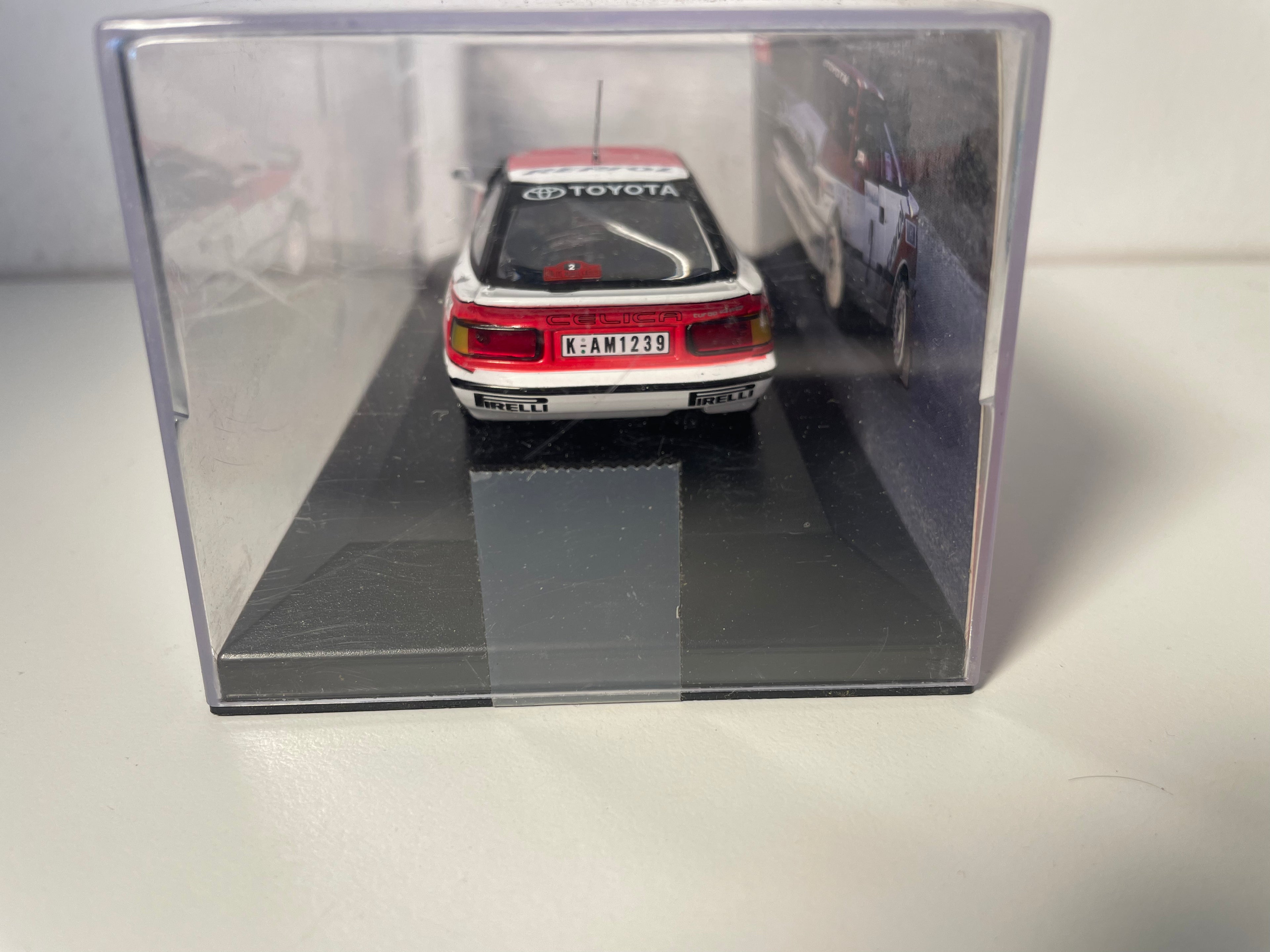 Toyota Célica GT4 blanche et rouge numéro 2 - rallye de Monté-Carlo de 1991 (voiture rajoutée sur un socle)