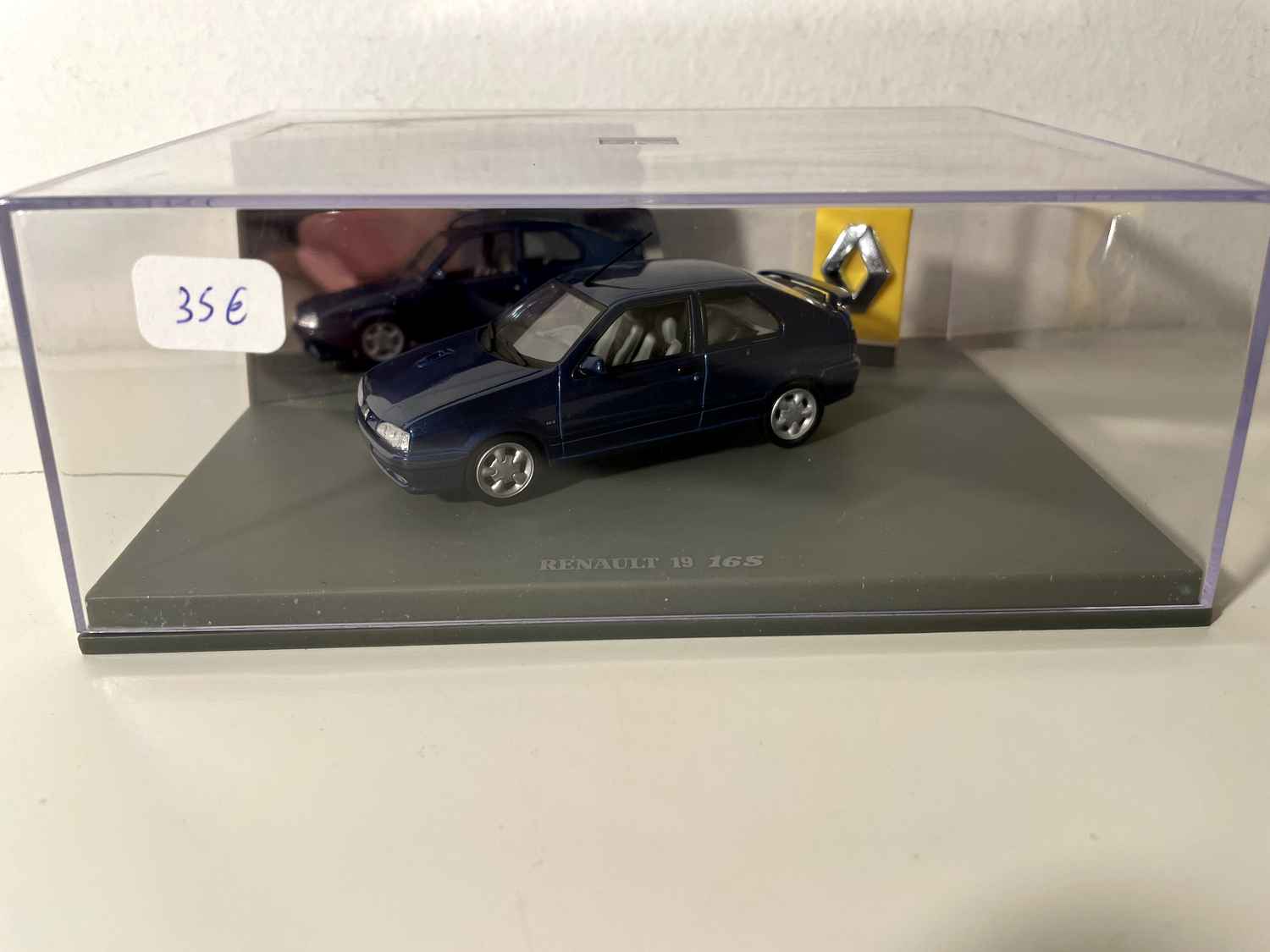Renault 19 16S ciemnoniebieska (opakowanie prostokątne) - Universal Hobbies