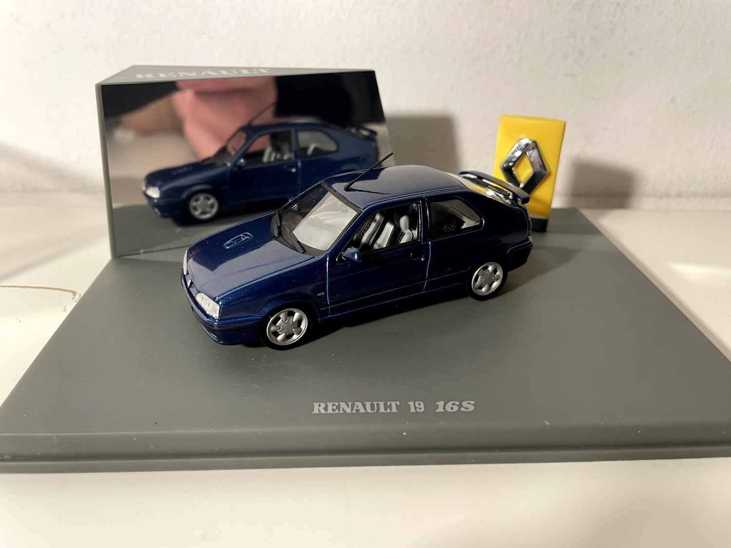 Renault 19 16S ciemnoniebieska (opakowanie prostokątne) - Universal Hobbies