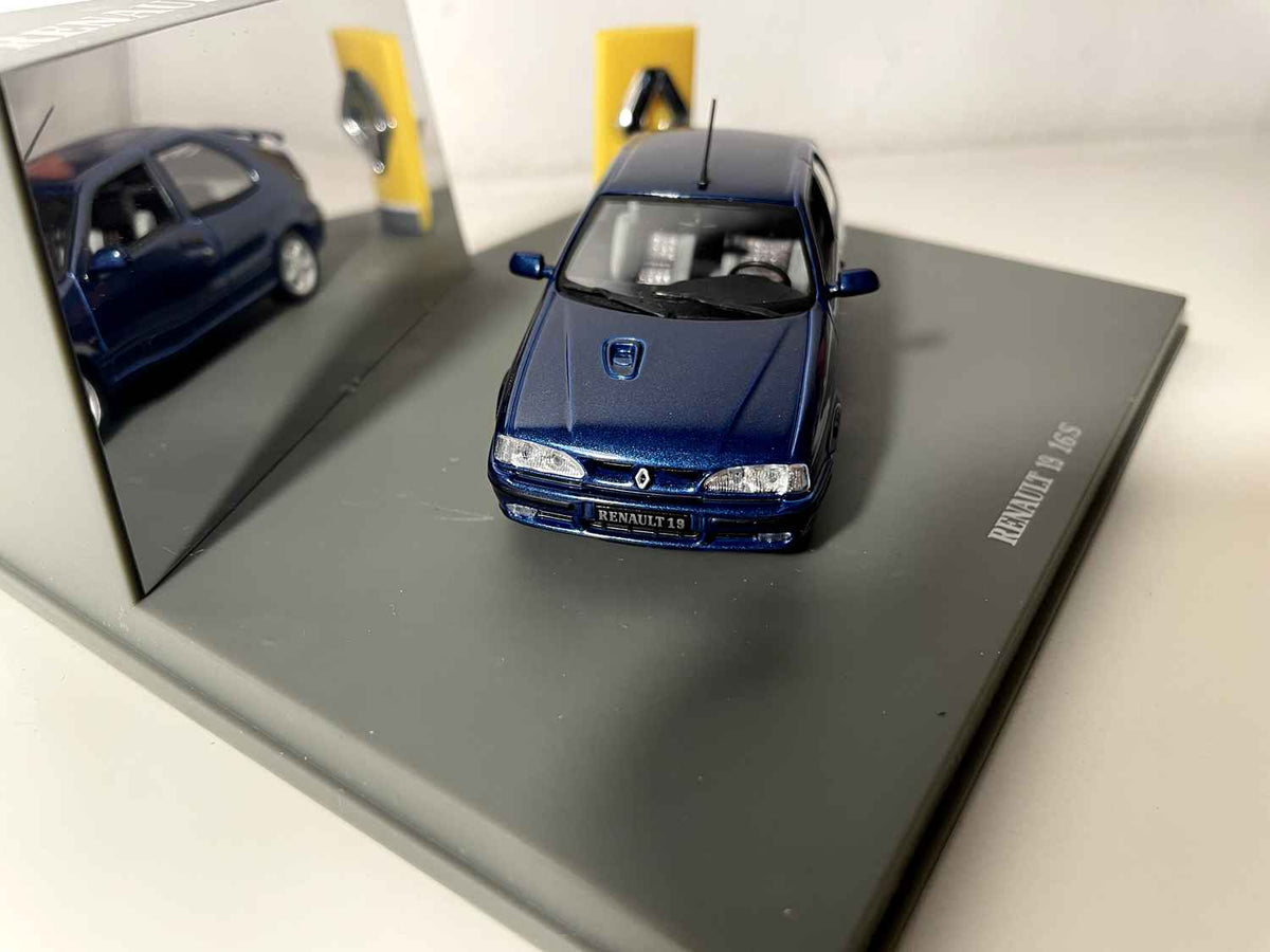Renault 19 16S ciemnoniebieska (opakowanie prostokątne) - Universal Hobbies