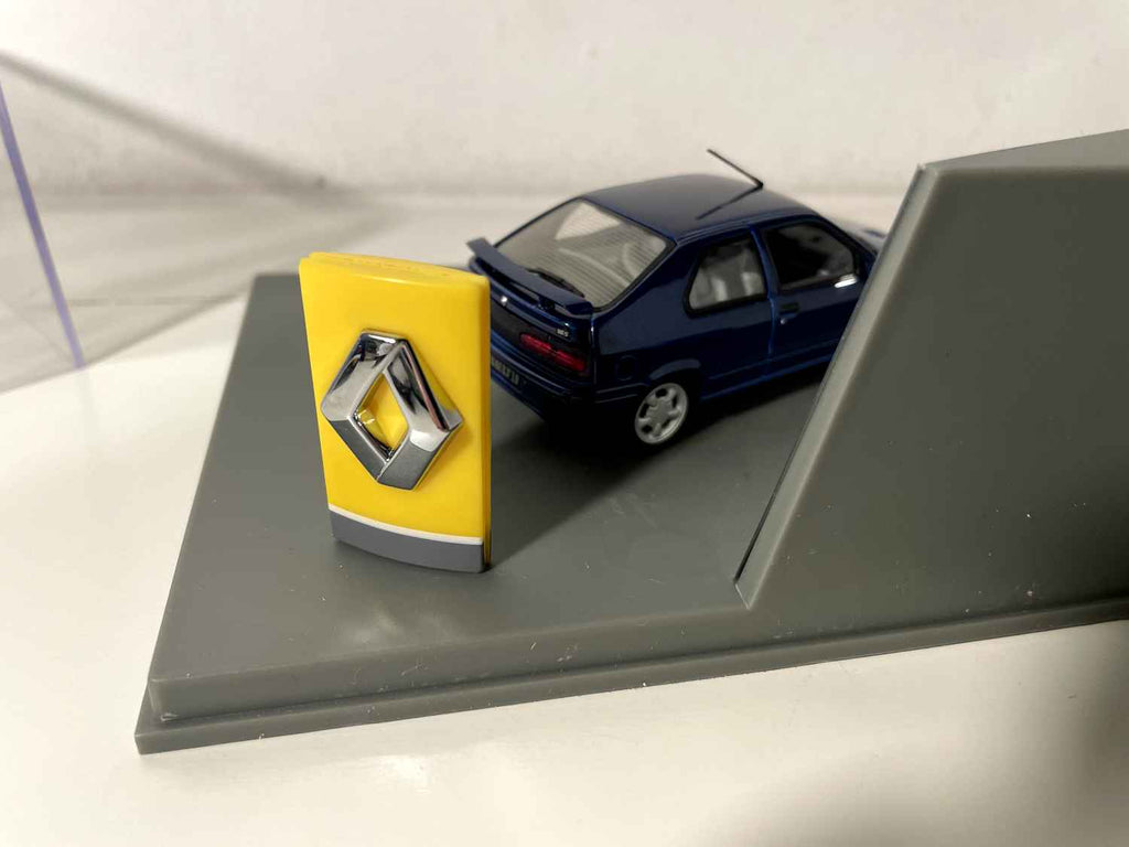 Renault 19 16S ciemnoniebieska (opakowanie prostokątne) - Universal Hobbies
