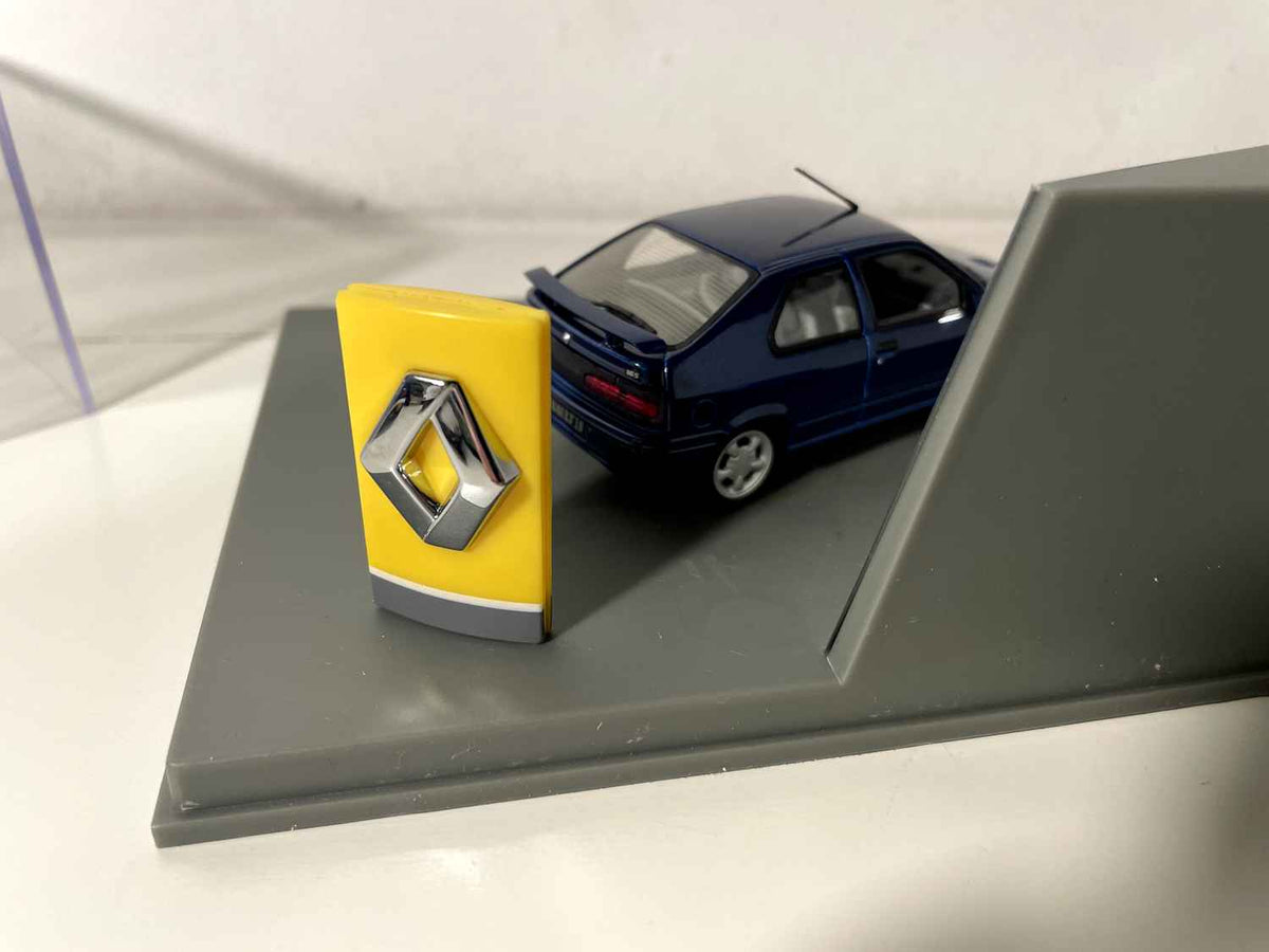 Renault 19 16S ciemnoniebieska (opakowanie prostokątne) - Universal Hobbies