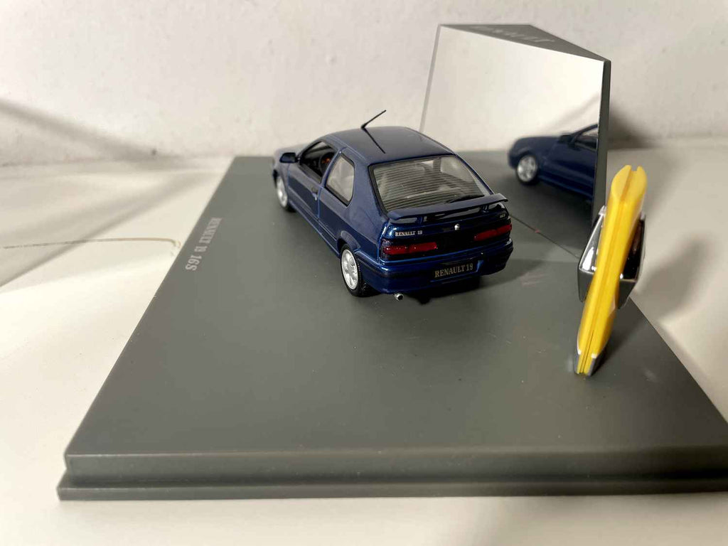 Renault 19 16S ciemnoniebieska (opakowanie prostokątne) - Universal Hobbies