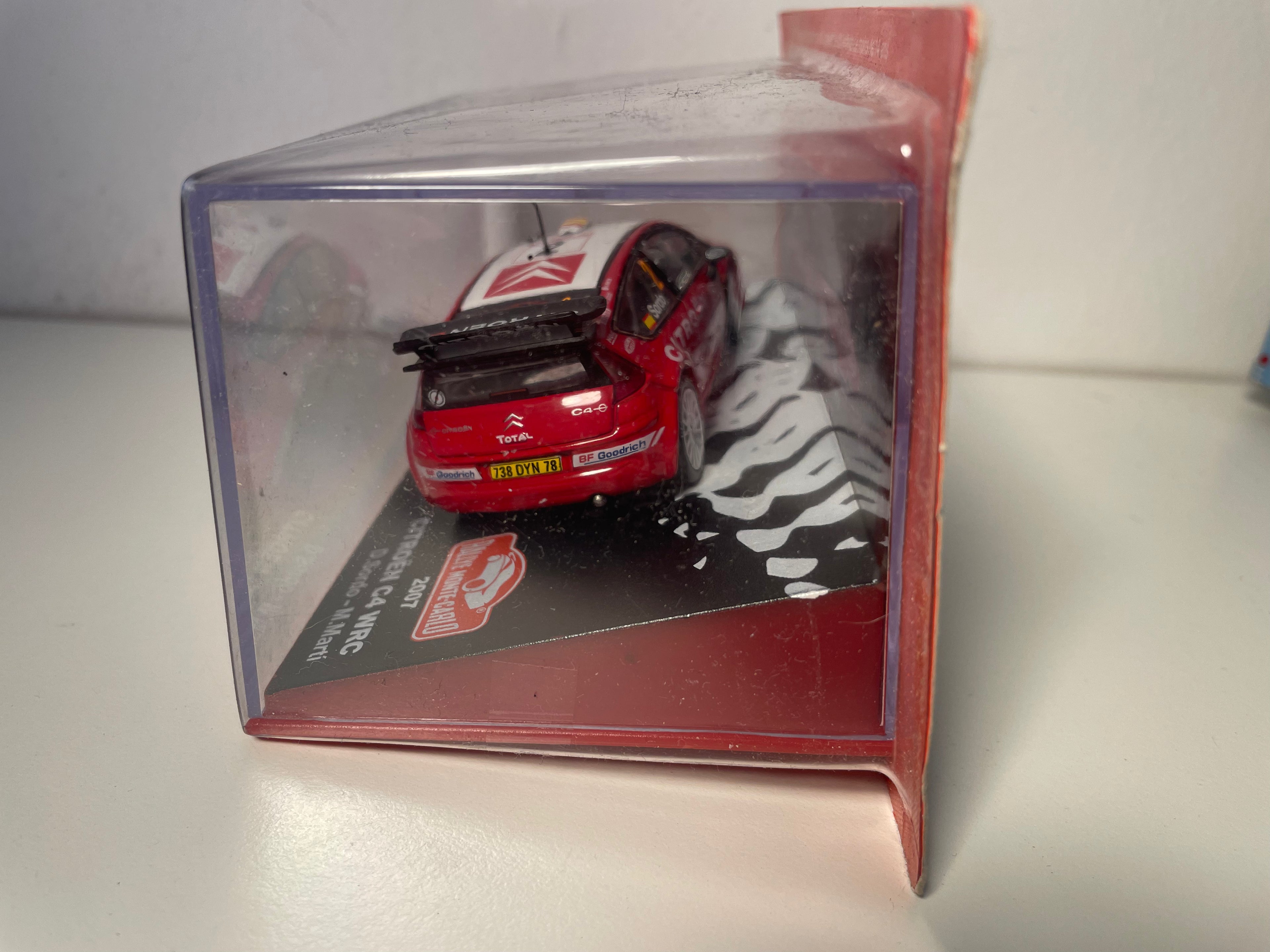 Citroën C4 WRC rouge et blanche numéro 2 - rallye de Monté-Carlo de 2007