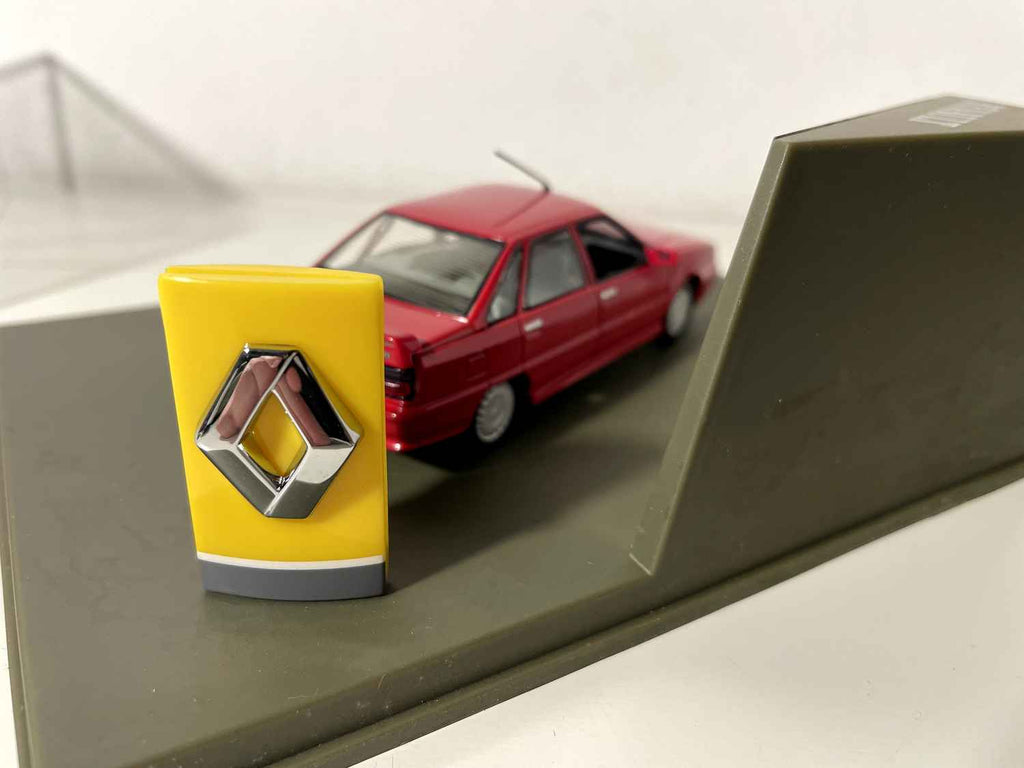 Renault 21 2L Turbo rouge (coffret boite rectangle) - Universal Hobbies