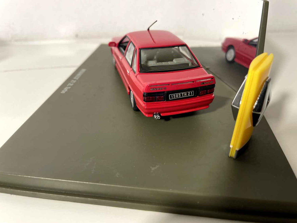 Renault 21 2L Turbo rouge (coffret boite rectangle) - Universal Hobbies
