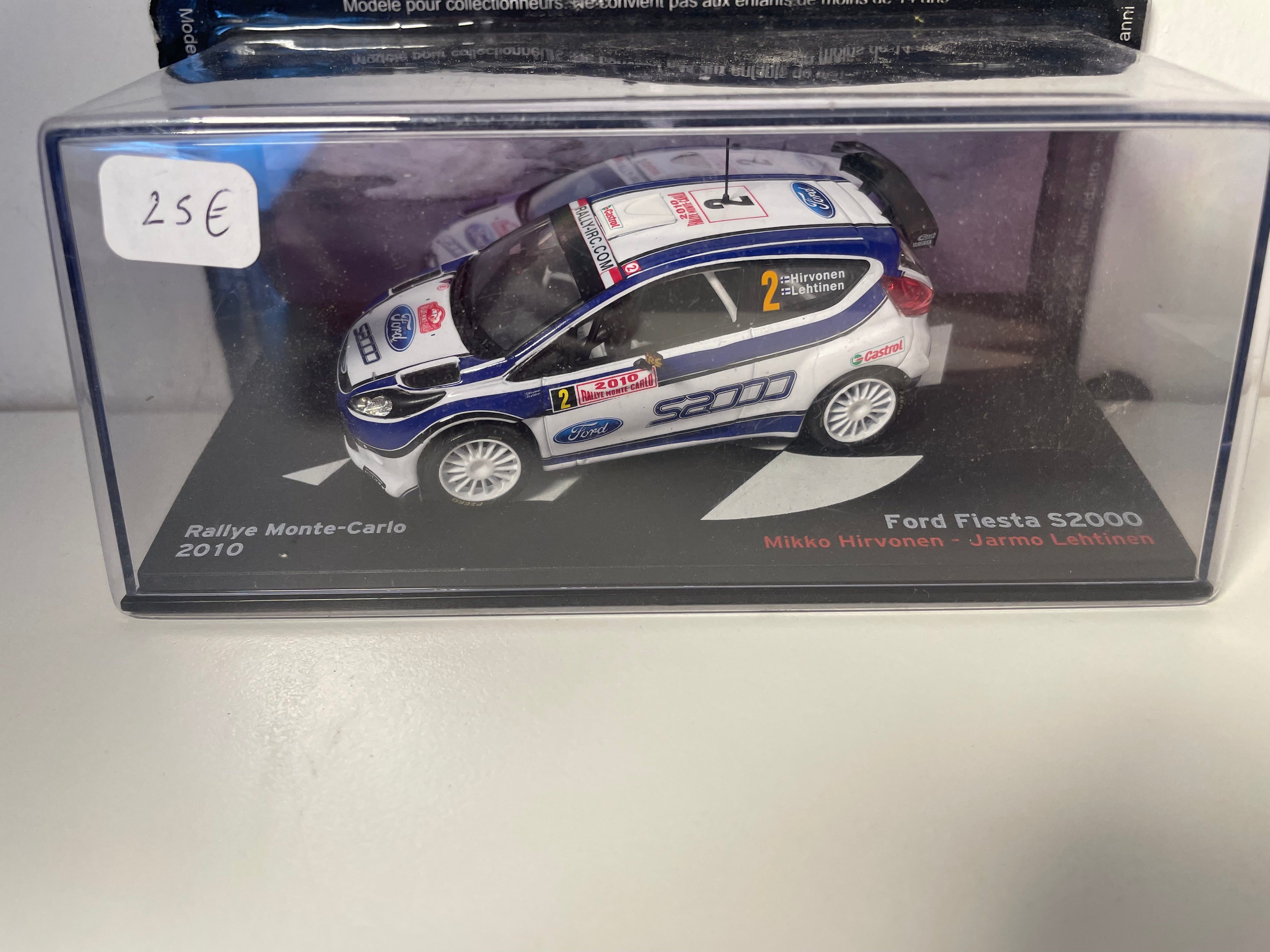 Ford Fiesta S2000 blanche et bleue numéro 2 - rallye de Monté-Carlo de 2010