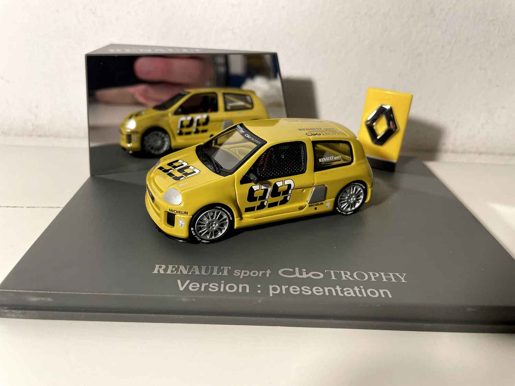 Renault Sport Clio Trophy jaune numéro 99 version: présentation (coffret boite rectangle) - Universal Hobbies