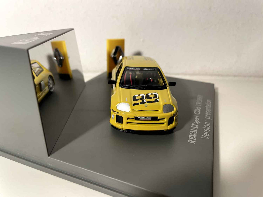 Renault Sport Clio Trophy jaune numéro 99 version: présentation (coffret boite rectangle) - Universal Hobbies