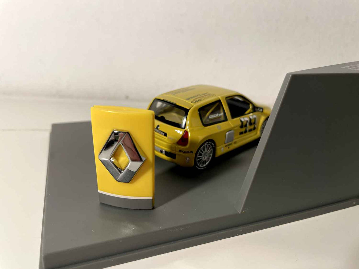 Renault Sport Clio Trophy jaune numéro 99 version: présentation (coffret boite rectangle) - Universal Hobbies