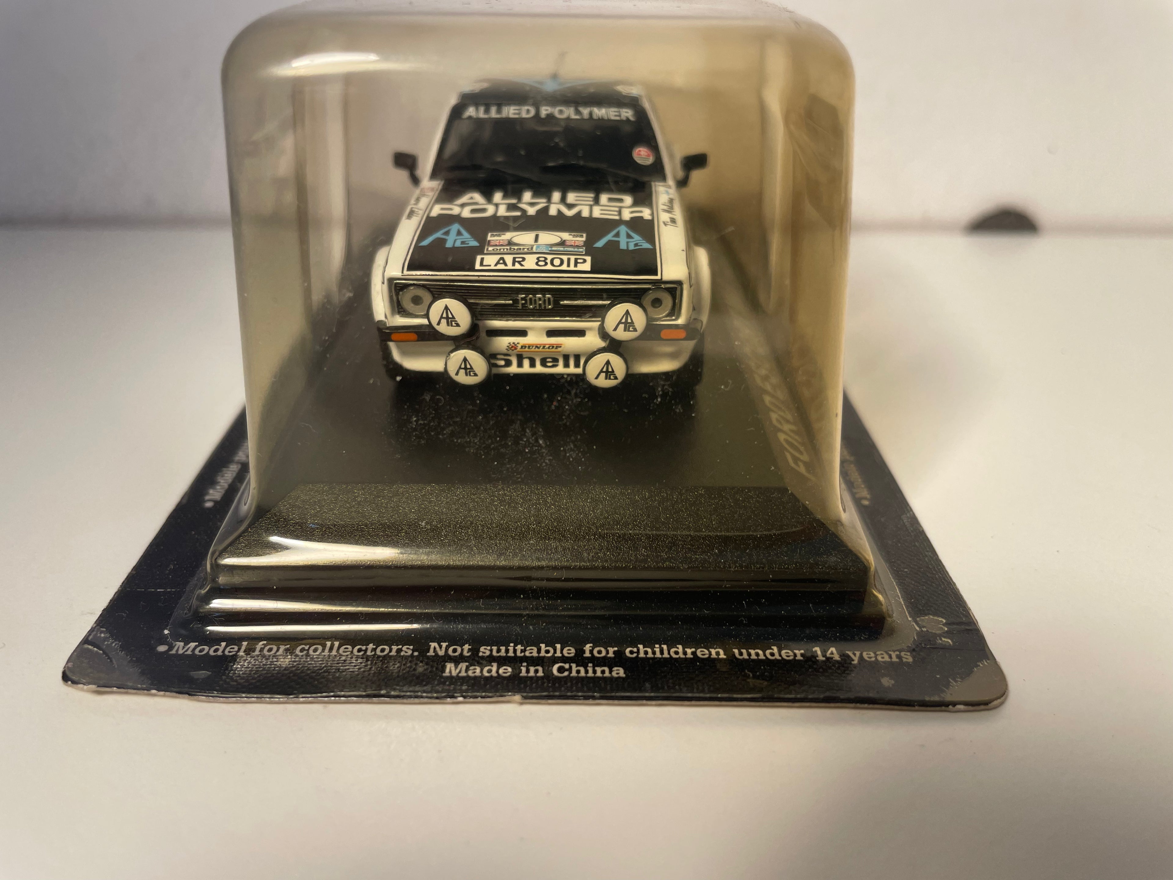 Ford Escort Mk2 noire et blanche numéro 1 - RAC Rally (Grande-Bretagne) de 1975 (blister)