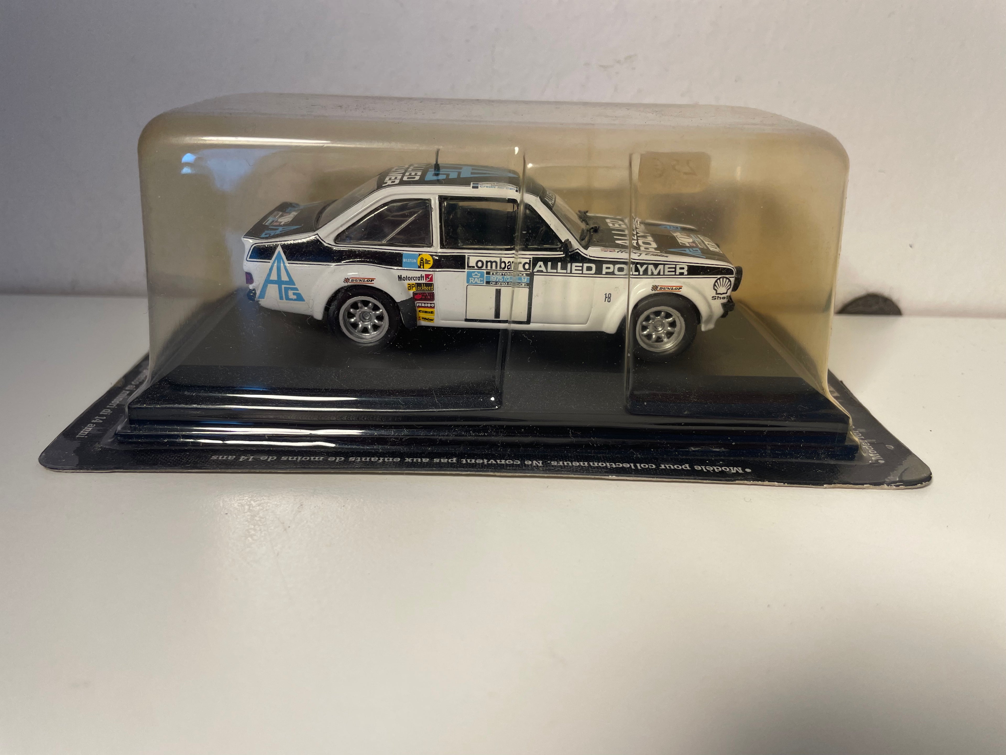 Ford Escort Mk2 noire et blanche numéro 1 - RAC Rally (Grande-Bretagne) de 1975 (blister)