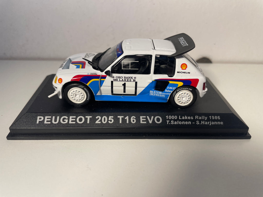 Peugeot 205 T15 EVO blanche et bleue numéro 1 - rallye des 1000 lacs de 1986