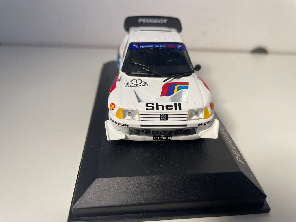 Peugeot 205 T15 EVO blanche et bleue numéro 1 - rallye des 1000 lacs de 1986