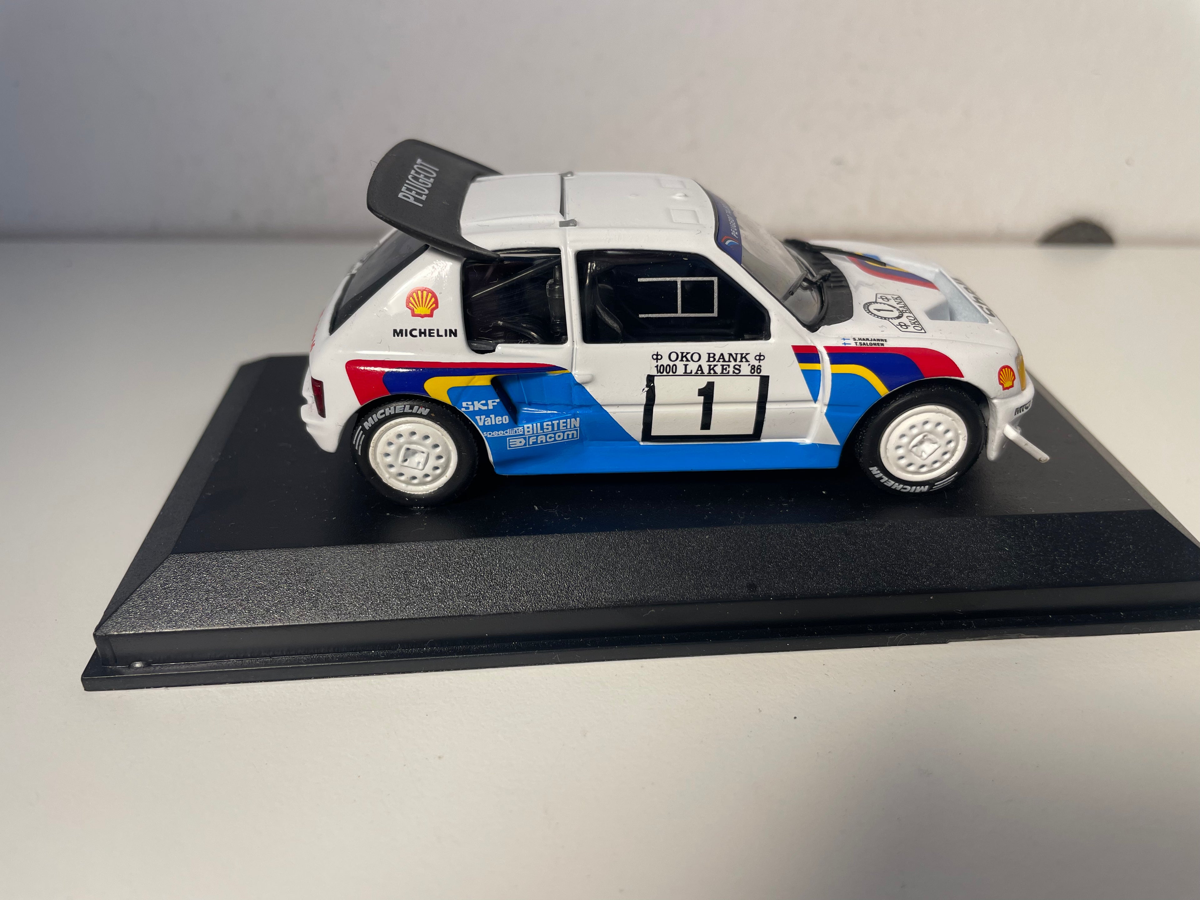 Peugeot 205 T15 EVO blanche et bleue numéro 1 - rallye des 1000 lacs de 1986