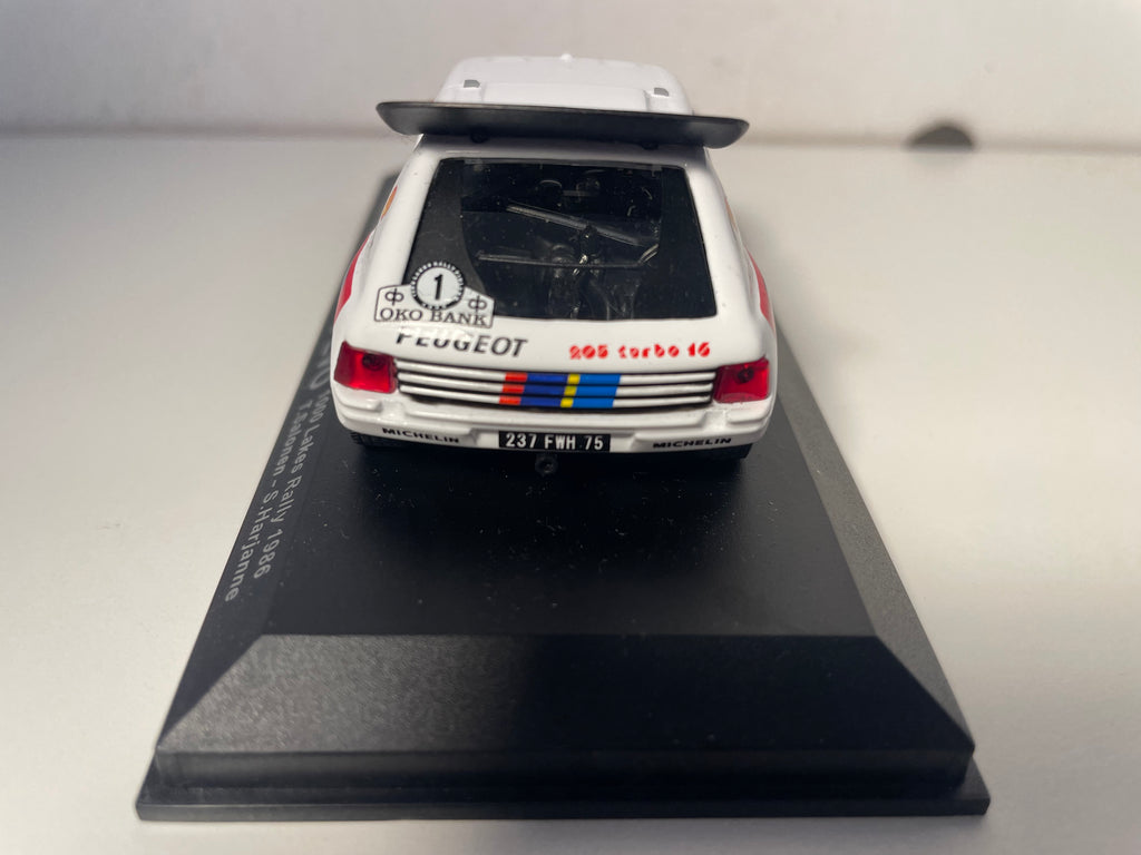 Peugeot 205 T15 EVO blanche et bleue numéro 1 - rallye des 1000 lacs de 1986