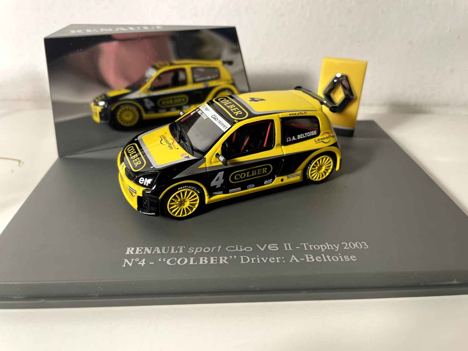 Renault Sport Clio V6 II - Trophy 2003 żółto-czarna numer 4 "COLBER" (pudełko prostokątne) - Universal Hobbies