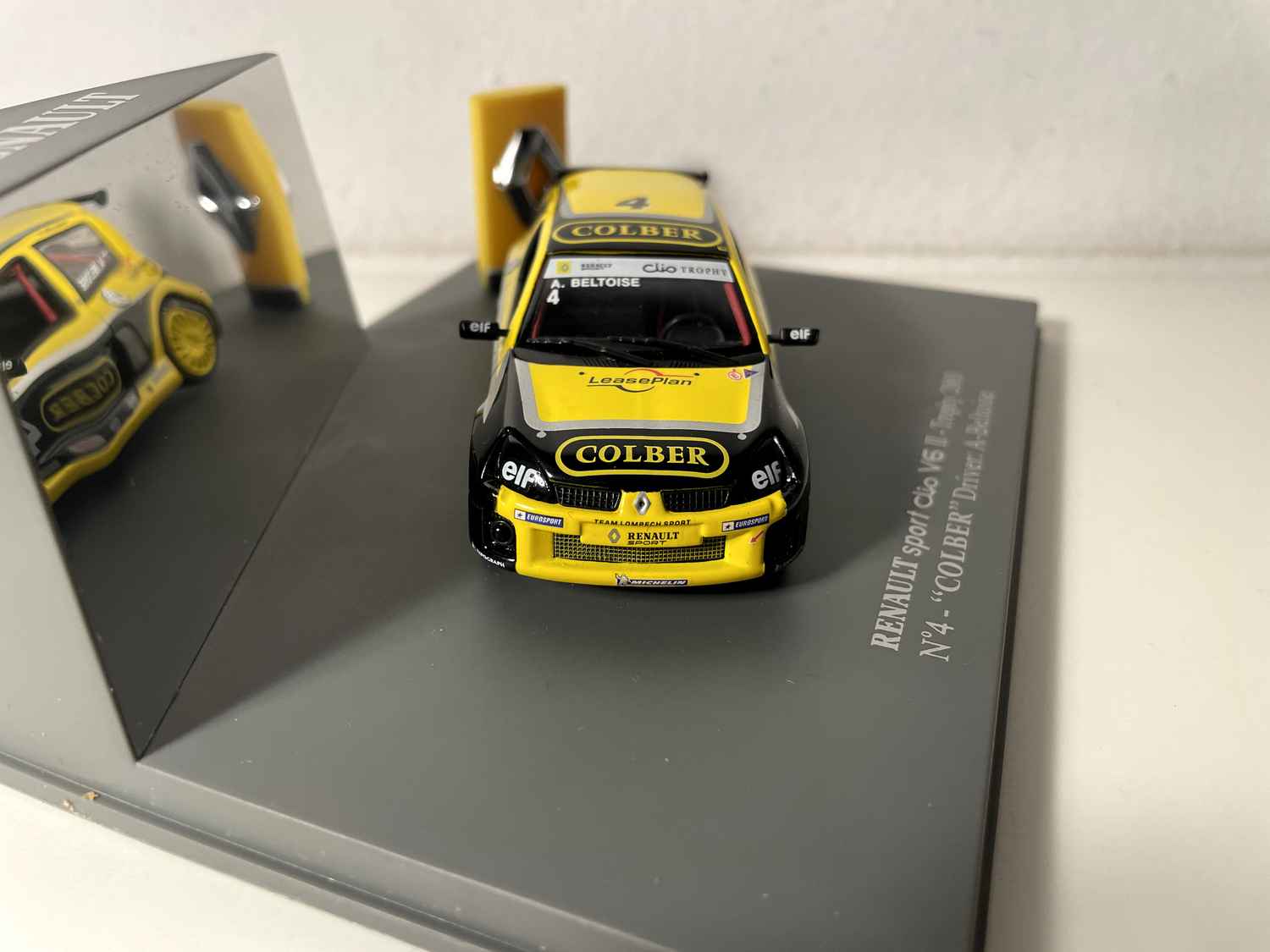 Renault Sport Clio V6 II - Trophy 2003 żółto-czarna numer 4 "COLBER" (pudełko prostokątne) - Universal Hobbies