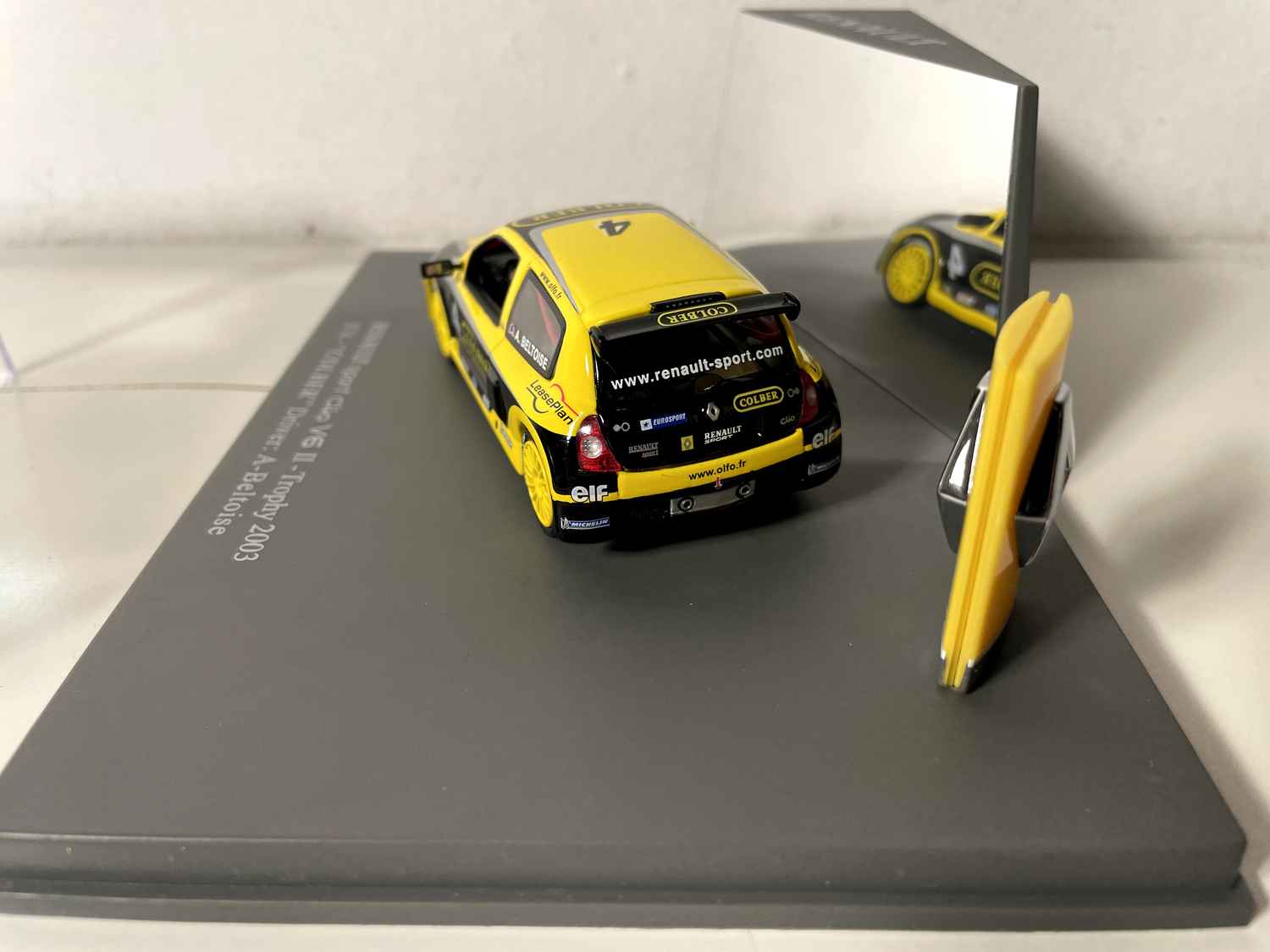 Renault Sport Clio V6 II - Trophy 2003 żółto-czarna numer 4 "COLBER" (pudełko prostokątne) - Universal Hobbies